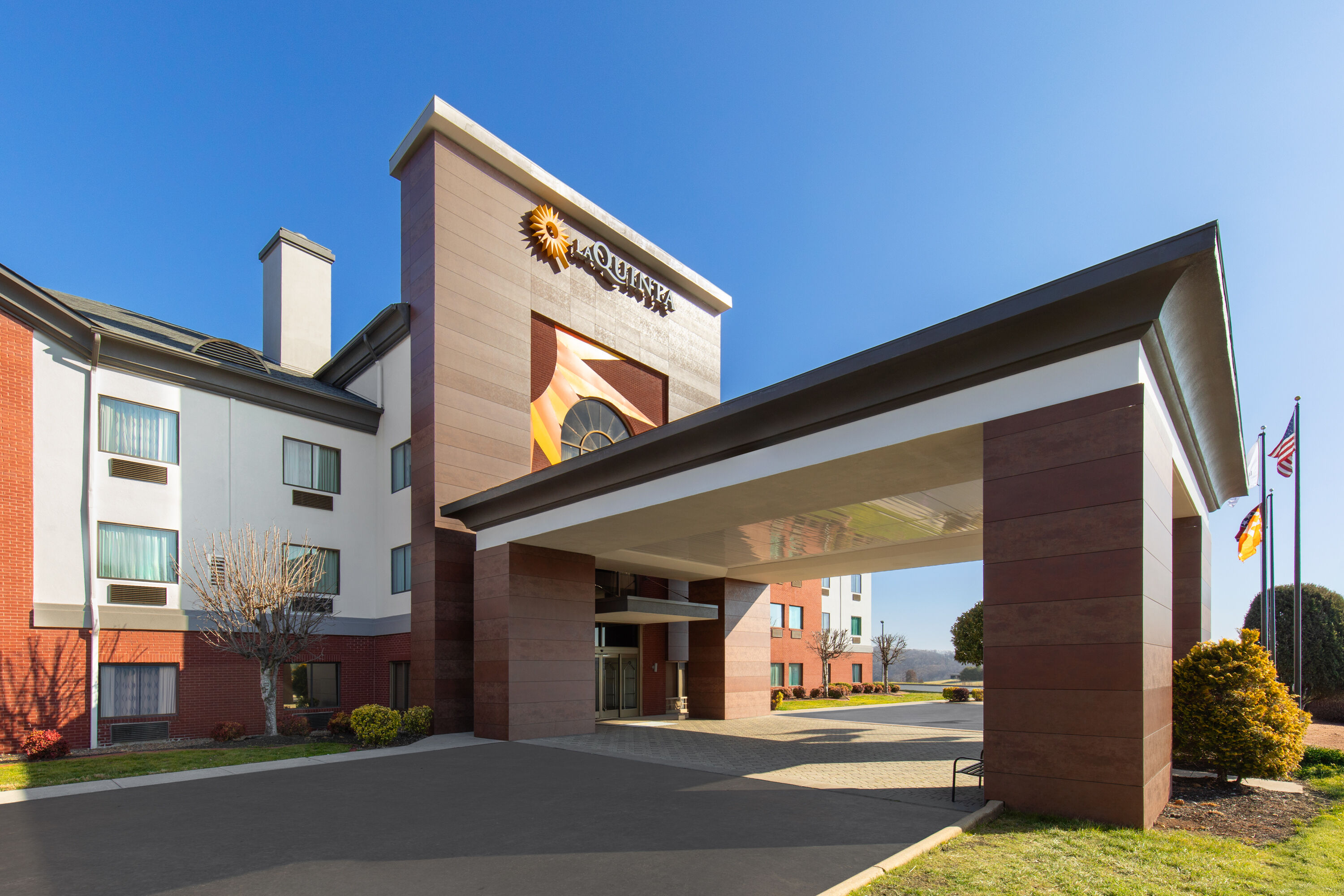 Exterior Day Image of La Quinta Inn & Suites by Wyndham Loudon hotel in Loudon, Tennessee