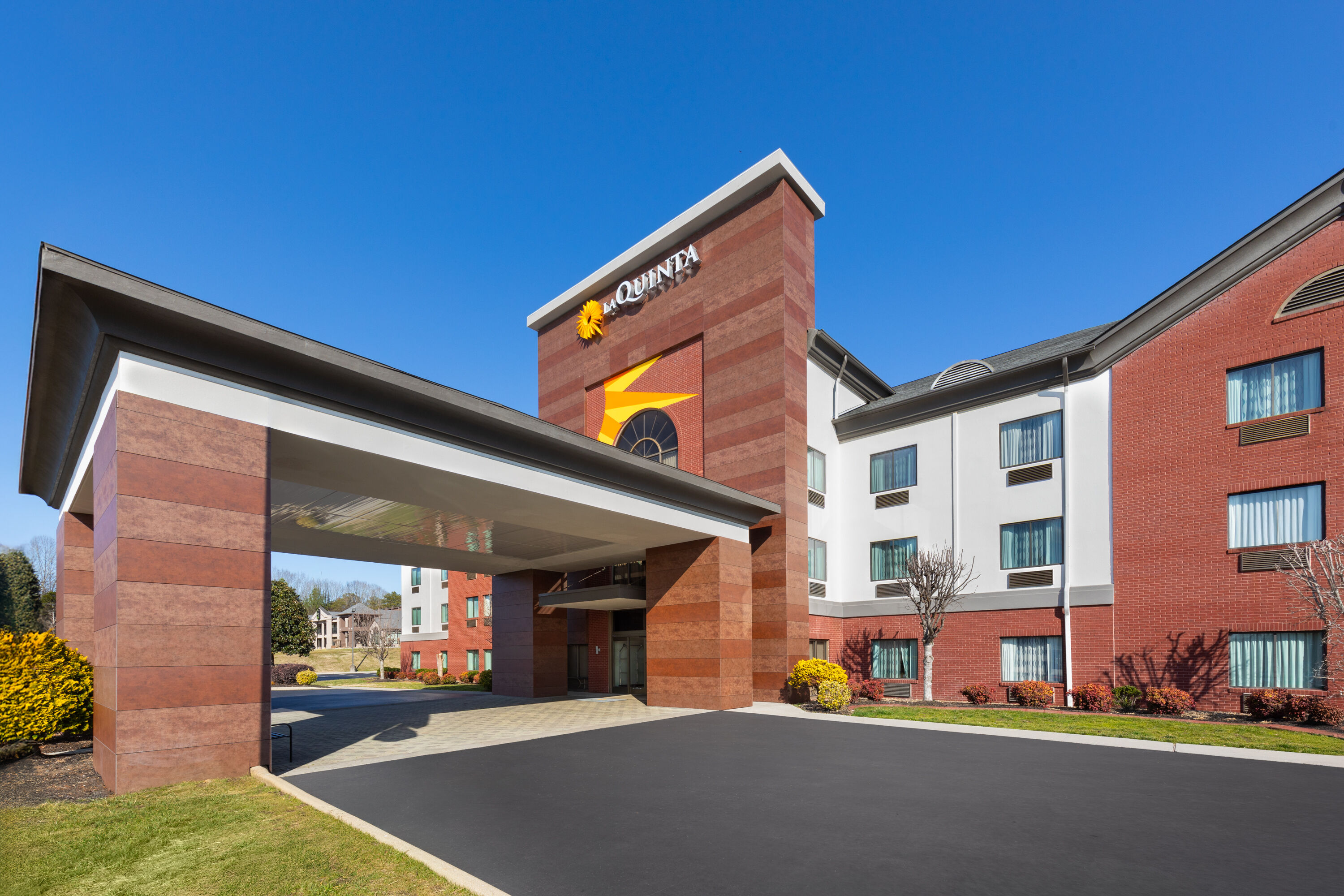 Exterior Day Image of La Quinta Inn & Suites by Wyndham Loudon hotel in Loudon, Tennessee