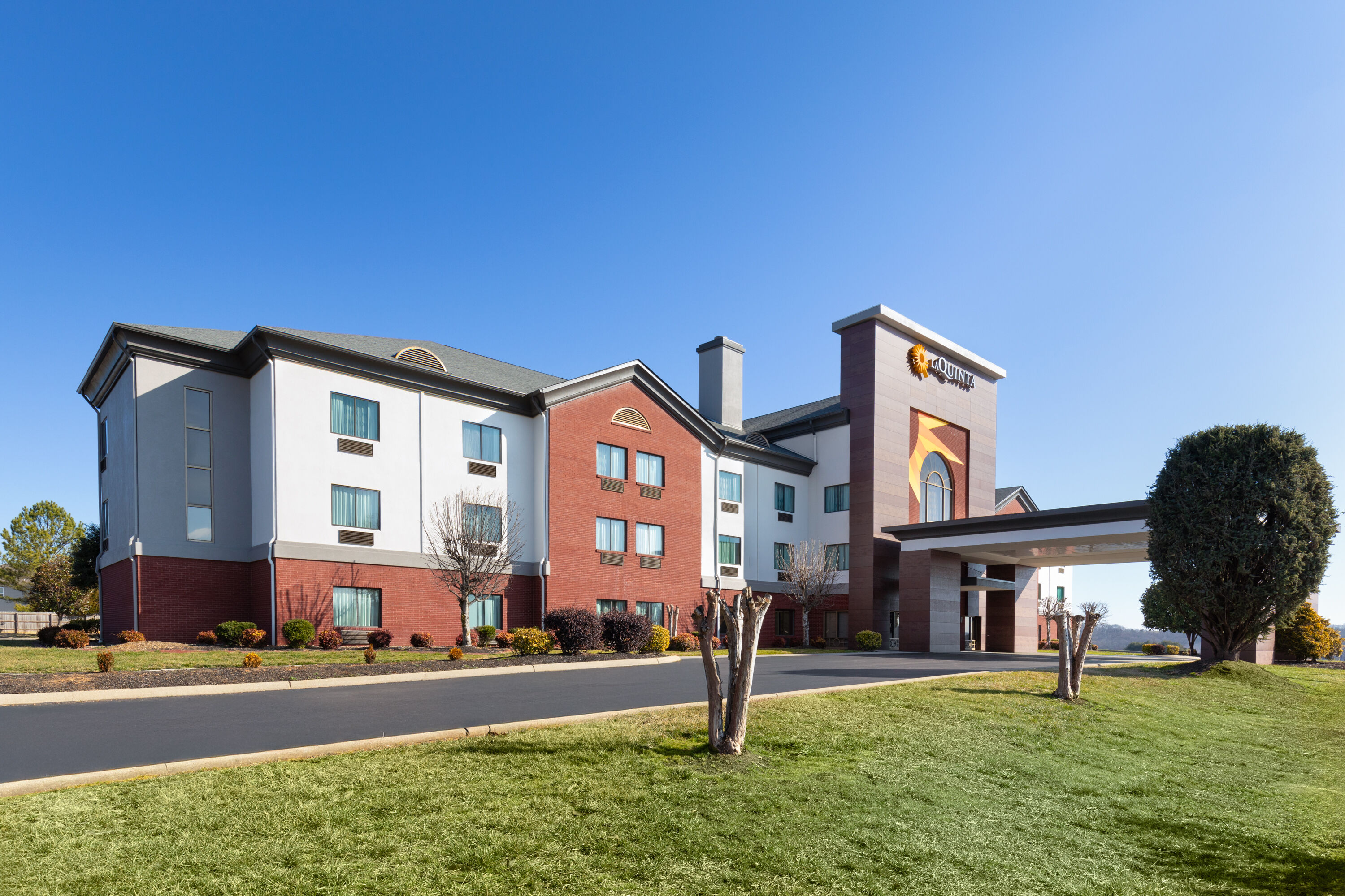Exterior Day Image of La Quinta Inn & Suites by Wyndham Loudon hotel in Loudon, Tennessee