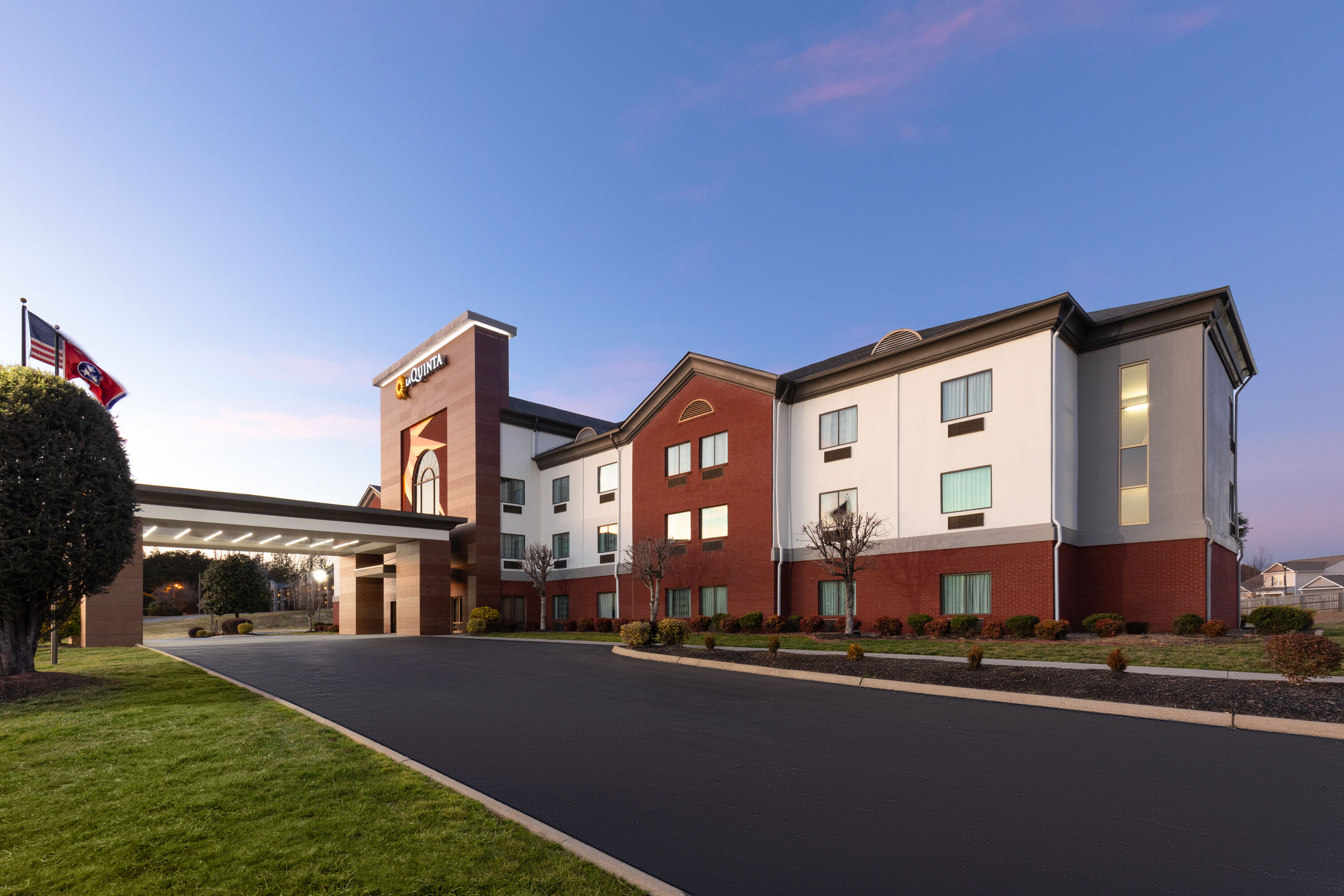 Exterior Dusk Image of La Quinta Inn & Suites by Wyndham Loudon hotel in Loudon, Tennessee