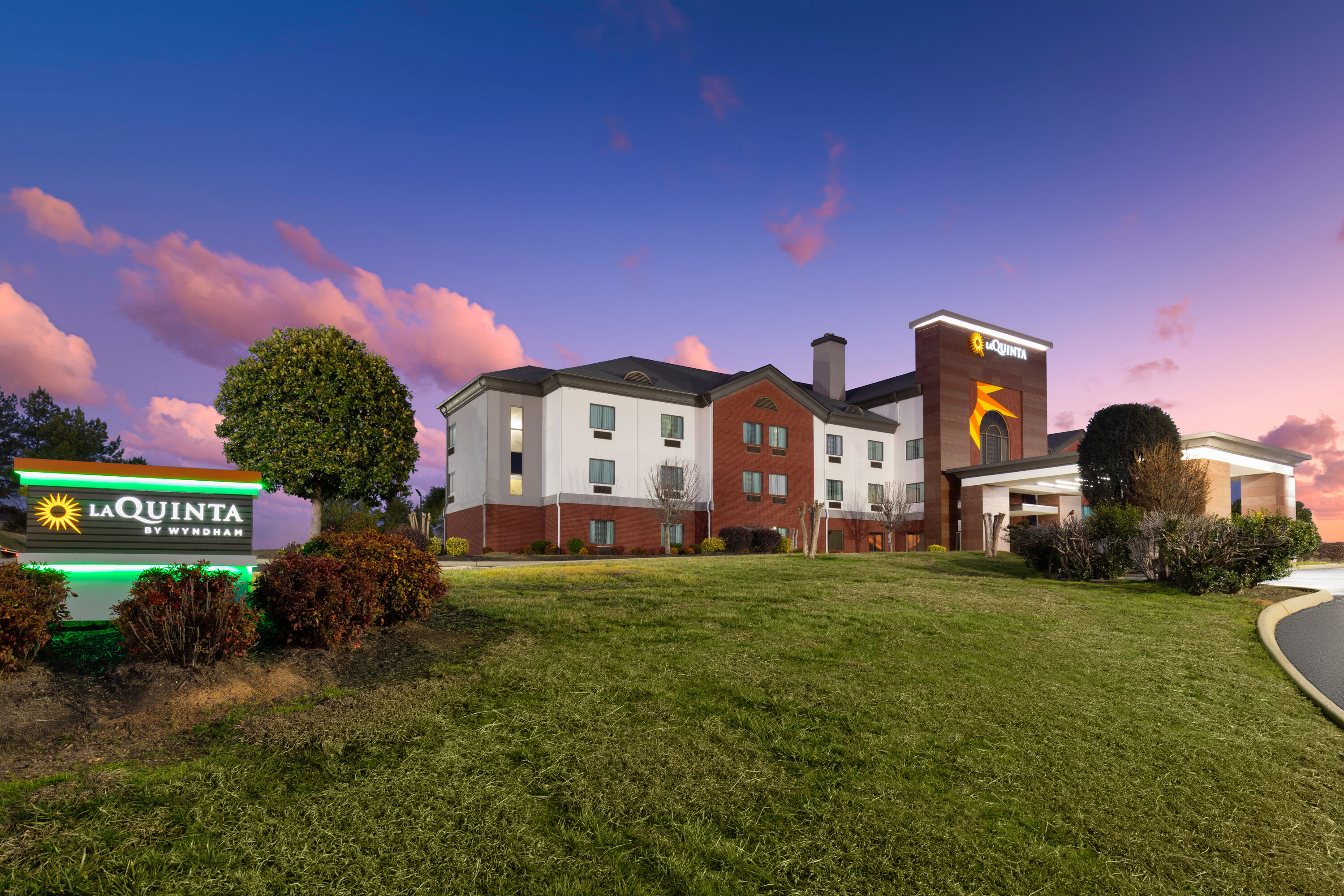 Exterior Dusk Image of La Quinta Inn & Suites by Wyndham Loudon hotel in Loudon, Tennessee