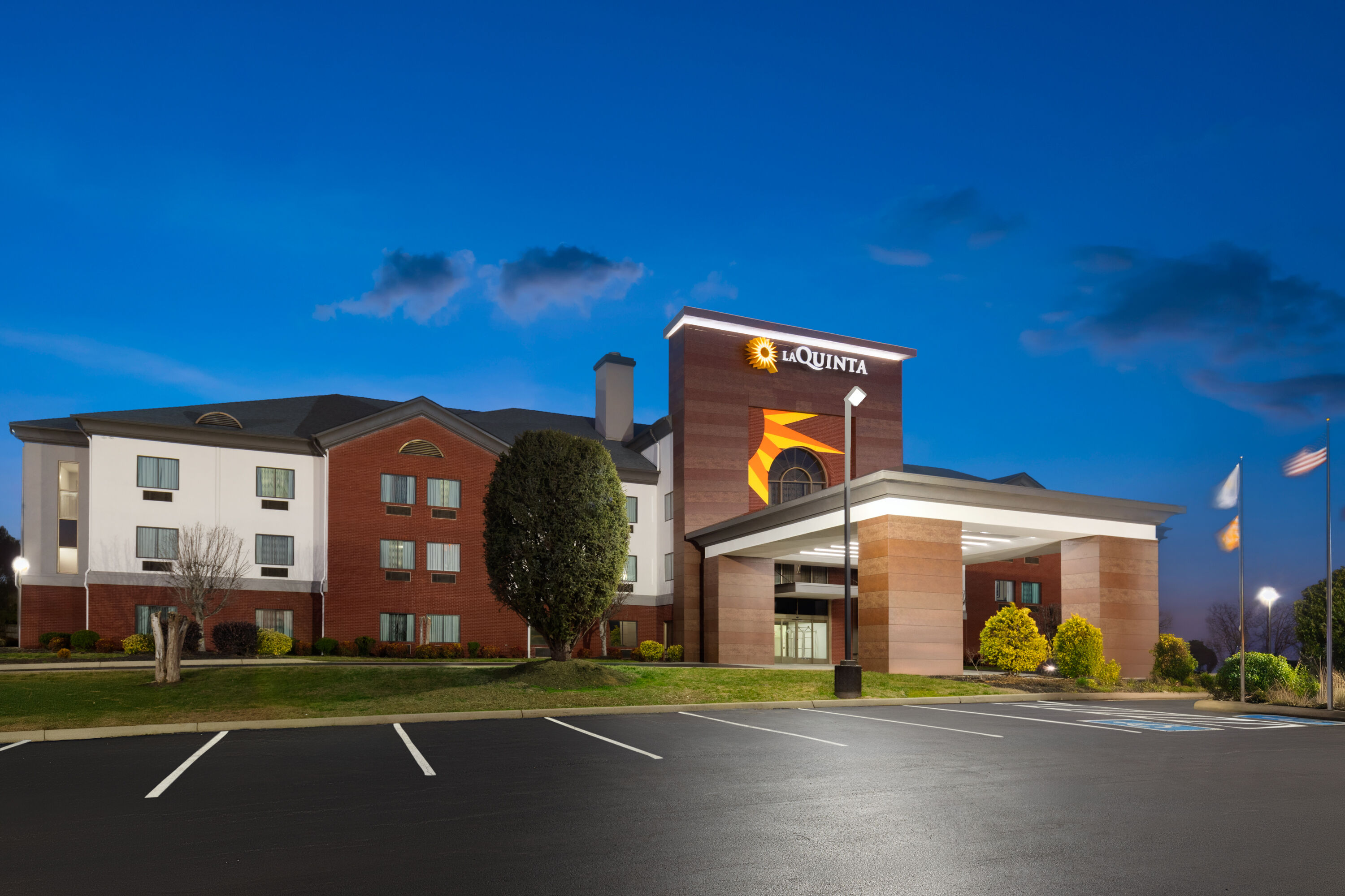 Exterior Dusk Image of La Quinta Inn & Suites by Wyndham Loudon hotel in Loudon, Tennessee