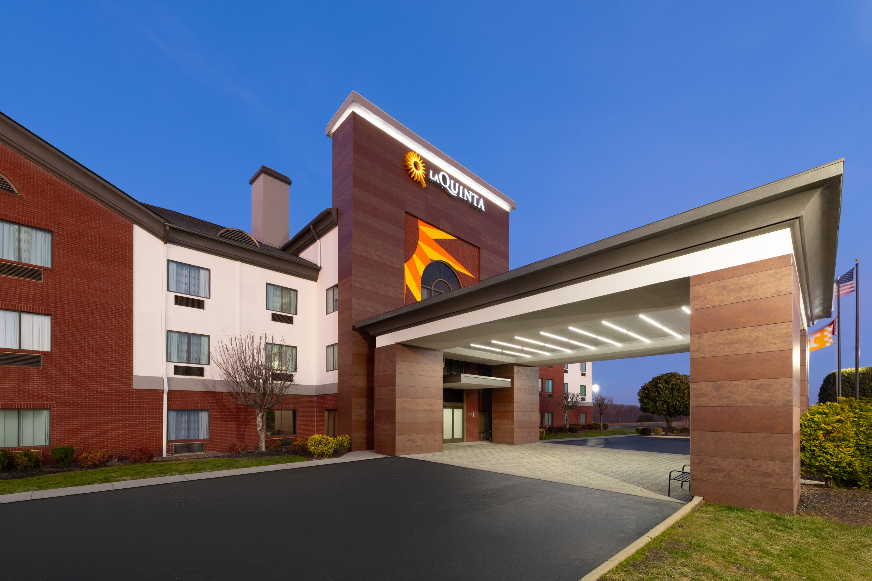 Exterior Dusk Image of La Quinta Inn & Suites by Wyndham Loudon hotel in Loudon, Tennessee