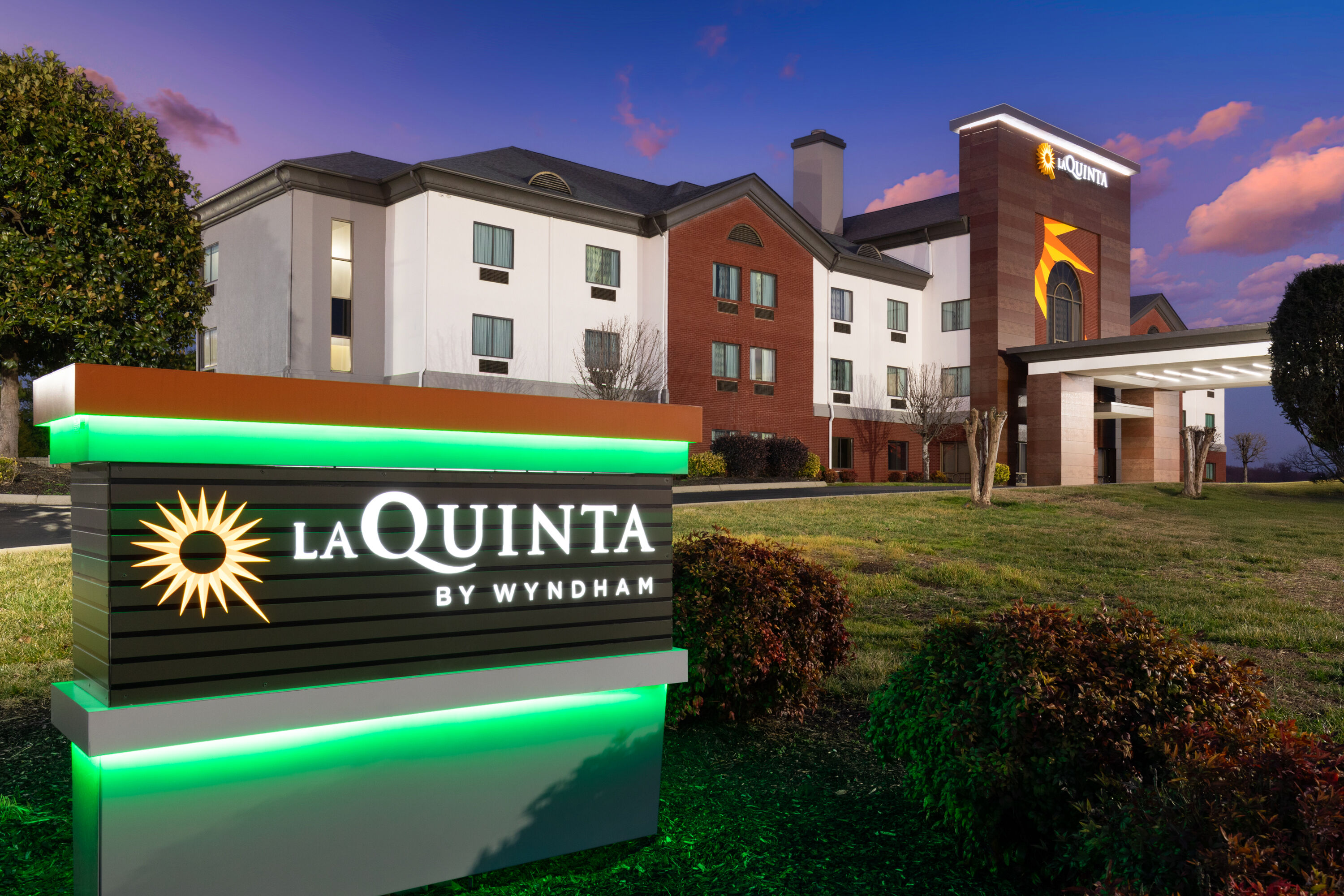 Exterior Dusk Image of La Quinta Inn & Suites by Wyndham Loudon hotel in Loudon, Tennessee