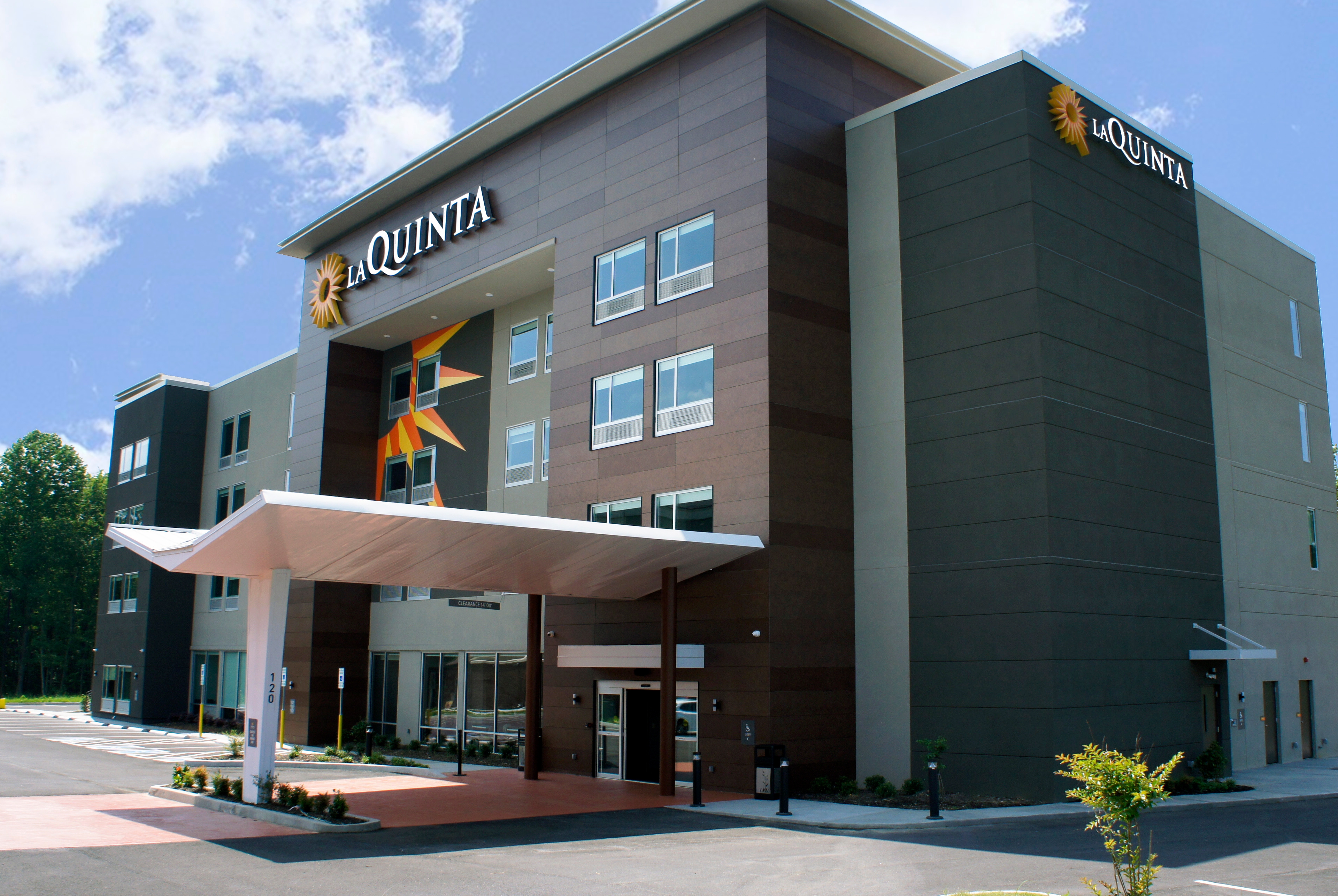 Exterior of La Quinta Inn & Suites by Wyndham Manchester / Arnold AFB hotel in Manchester, Tennessee