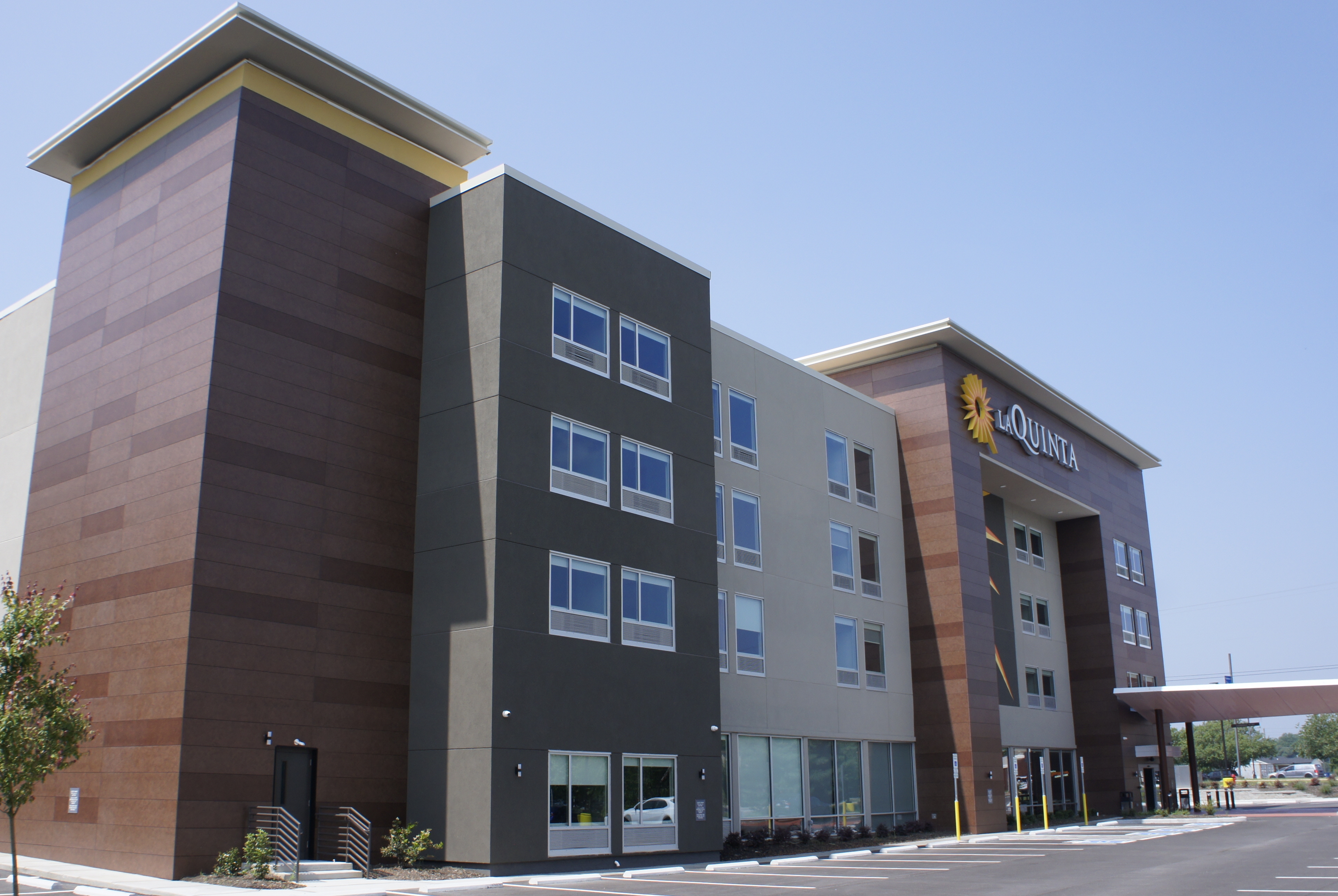 Exterior of La Quinta Inn & Suites by Wyndham Manchester / Arnold AFB hotel in Manchester, Tennessee