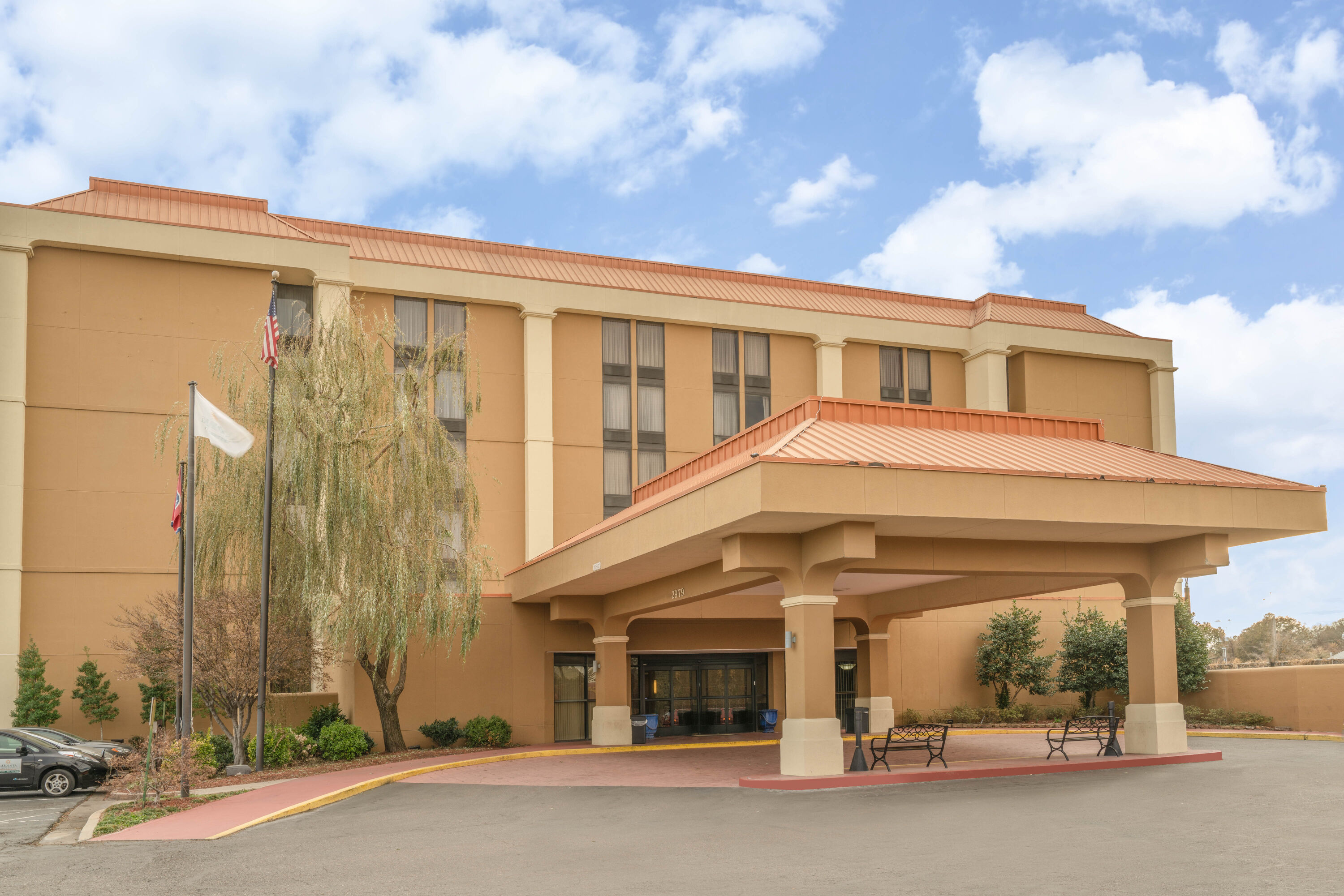 Exterior Day Image of La Quinta Inn & Suites by Wyndham Memphis Airport Graceland hotel in Memphis, Tennessee