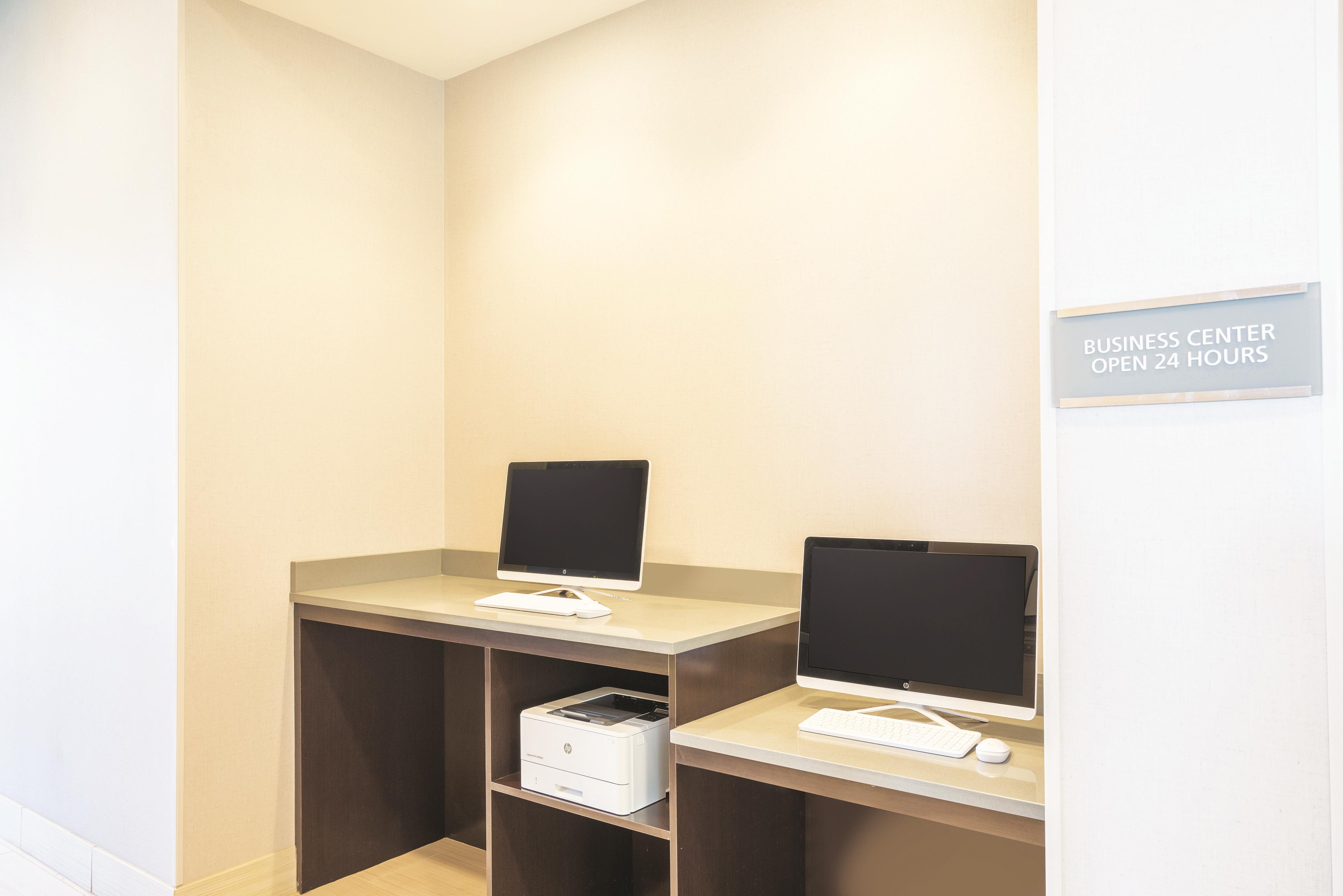 La Quinta Inn & Suites by Wyndham Memphis Downtown business center in Memphis, Tennessee