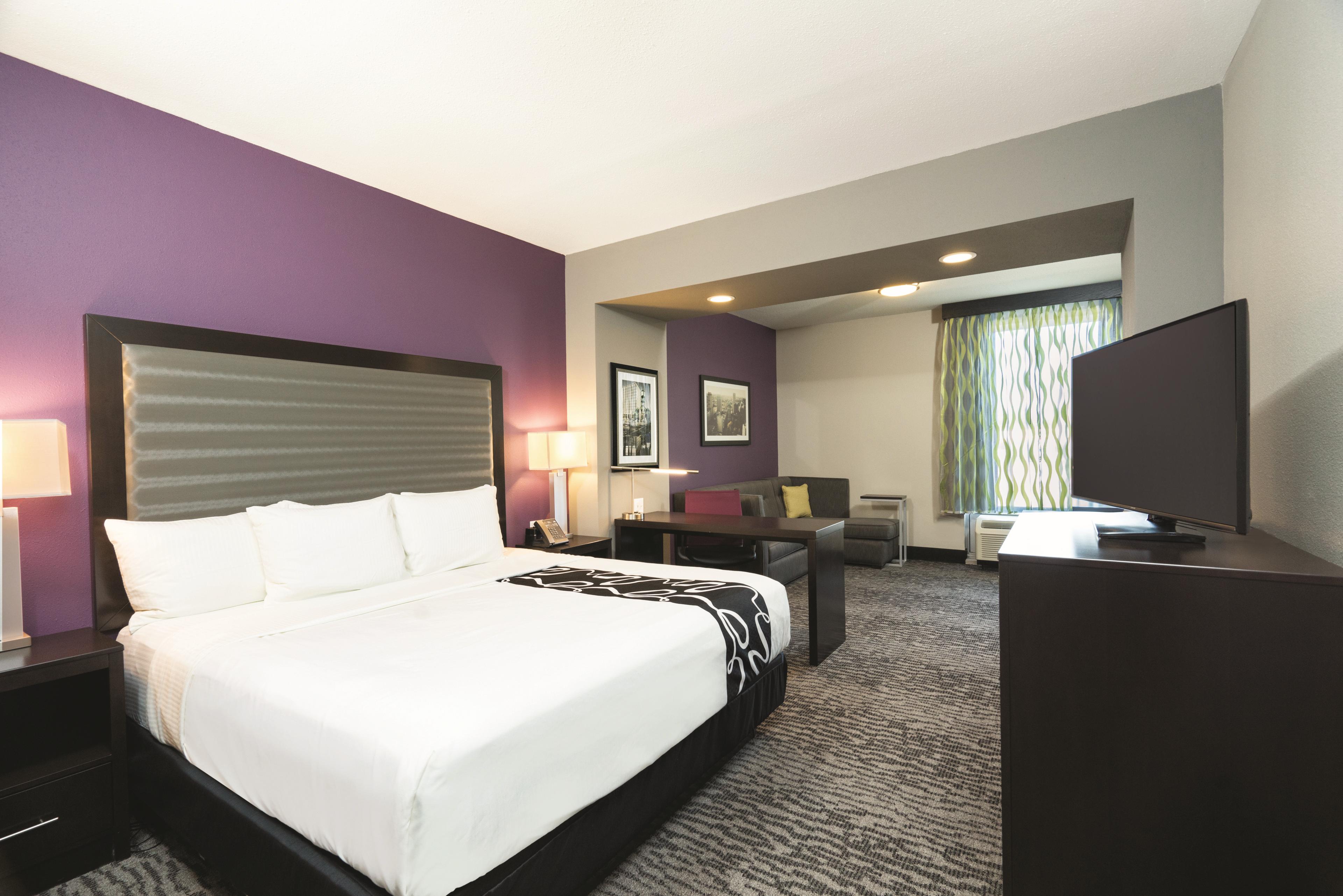 Guest room at the La Quinta Inn & Suites by Wyndham Memphis Downtown in Memphis, Tennessee