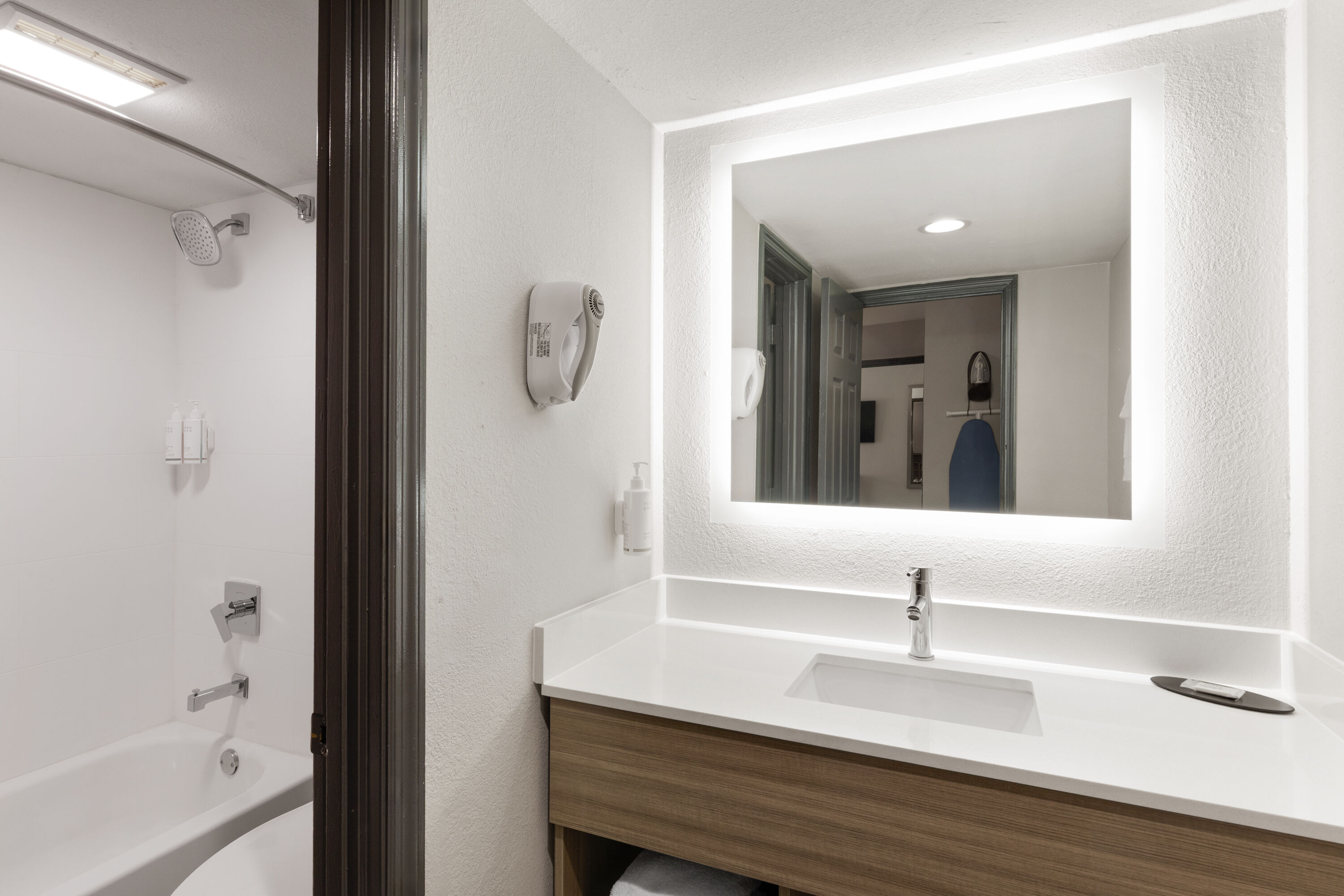 Guest room bath at the La Quinta Inn by Wyndham Nashville South in Nashville, Tennessee