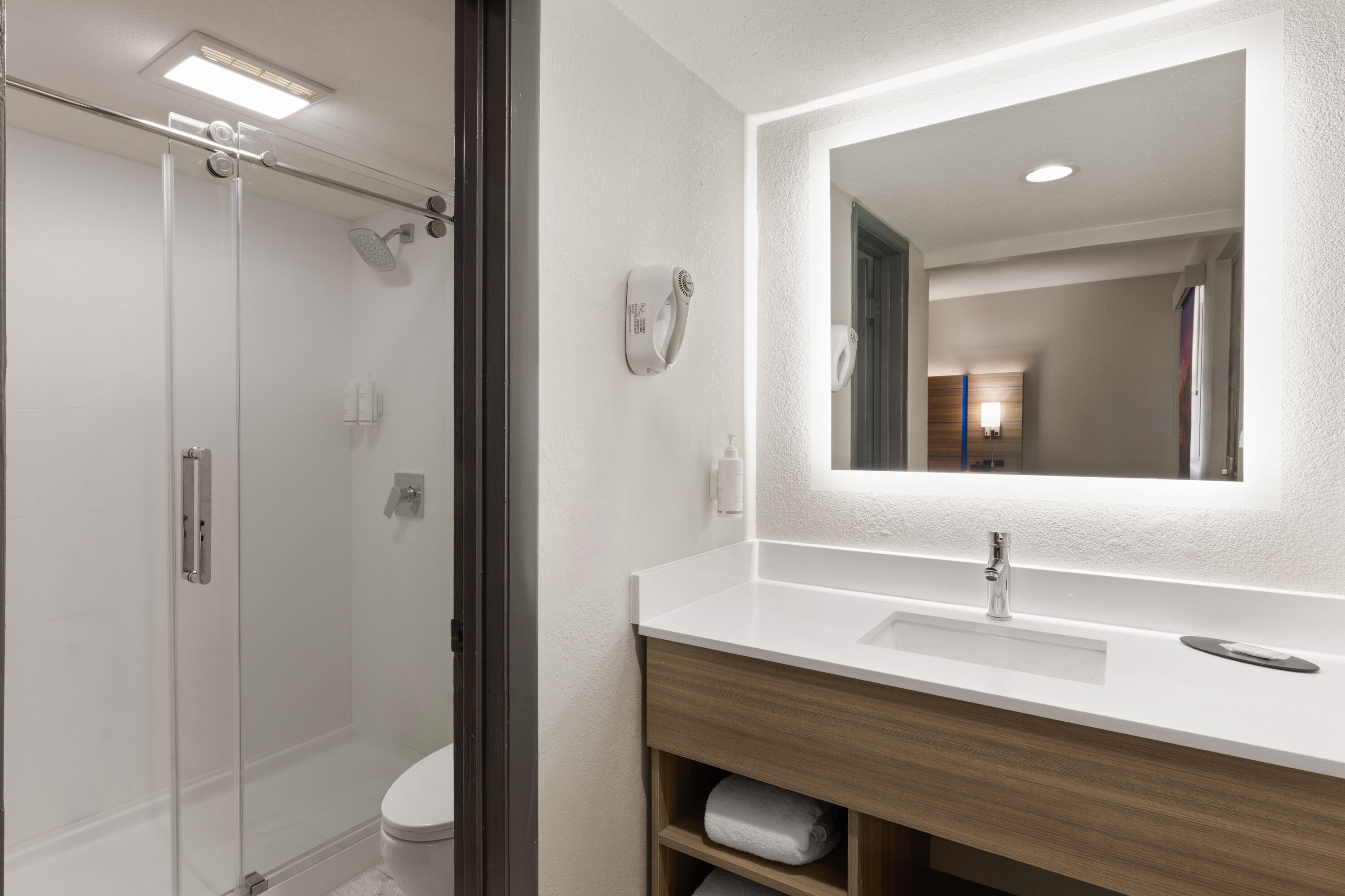 Guest room bath at the La Quinta Inn by Wyndham Nashville South in Nashville, Tennessee