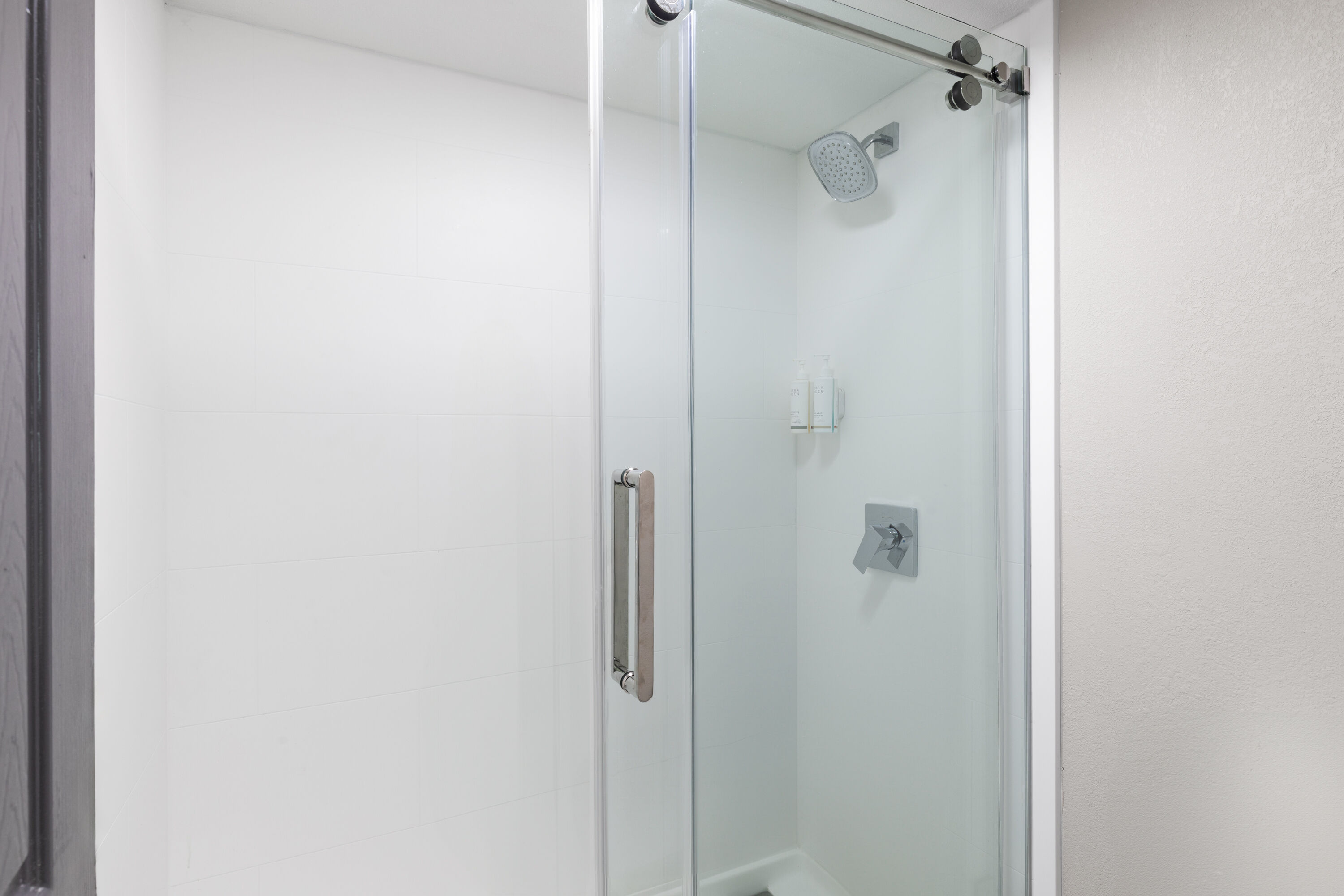 Guest room bath at the La Quinta Inn by Wyndham Nashville South in Nashville, Tennessee