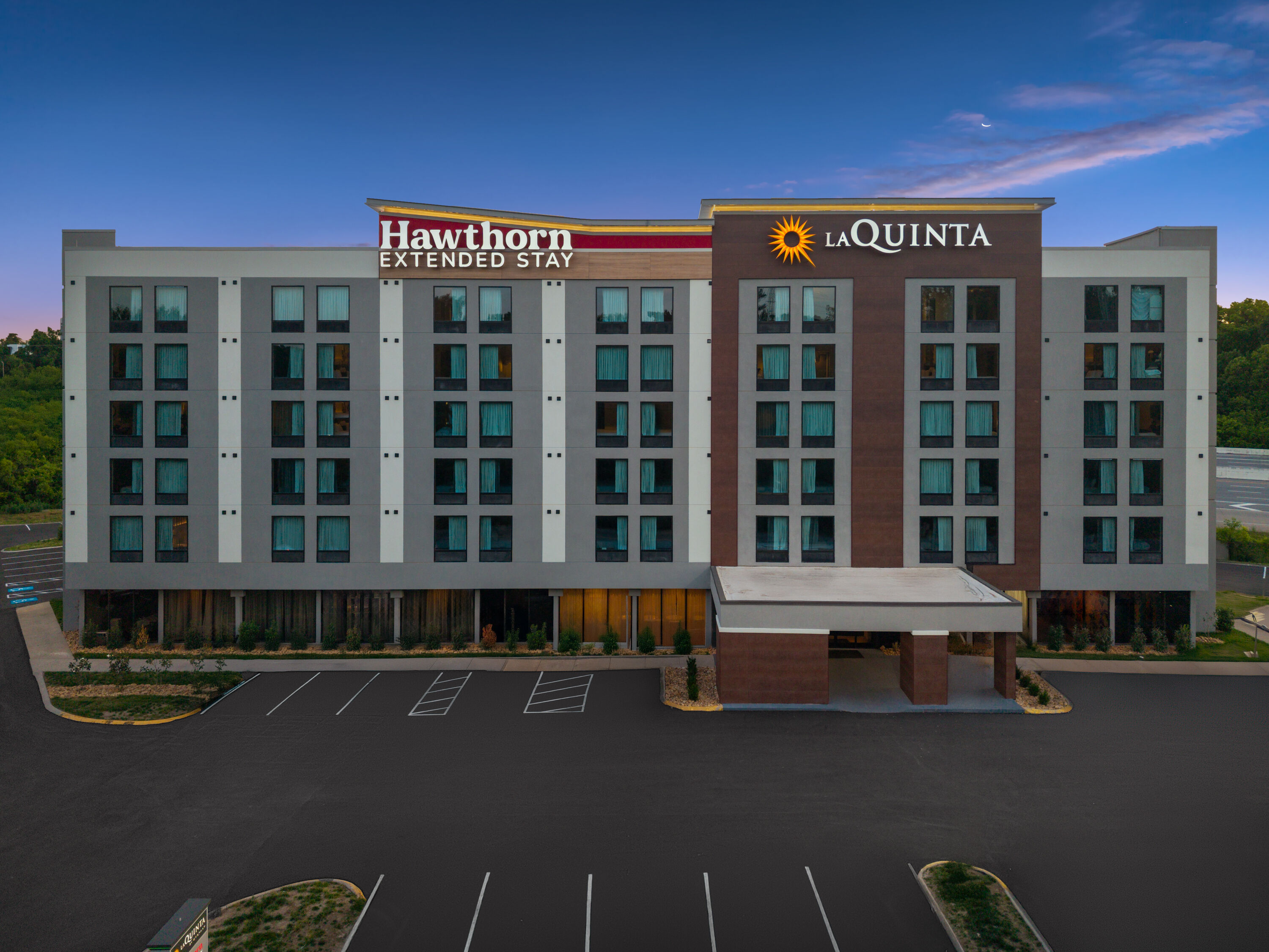 Exterior Dusk Image of La Quinta Inn & Suites by Wyndham Nashville Airport/Opryland hotel in Nashville, Tennessee