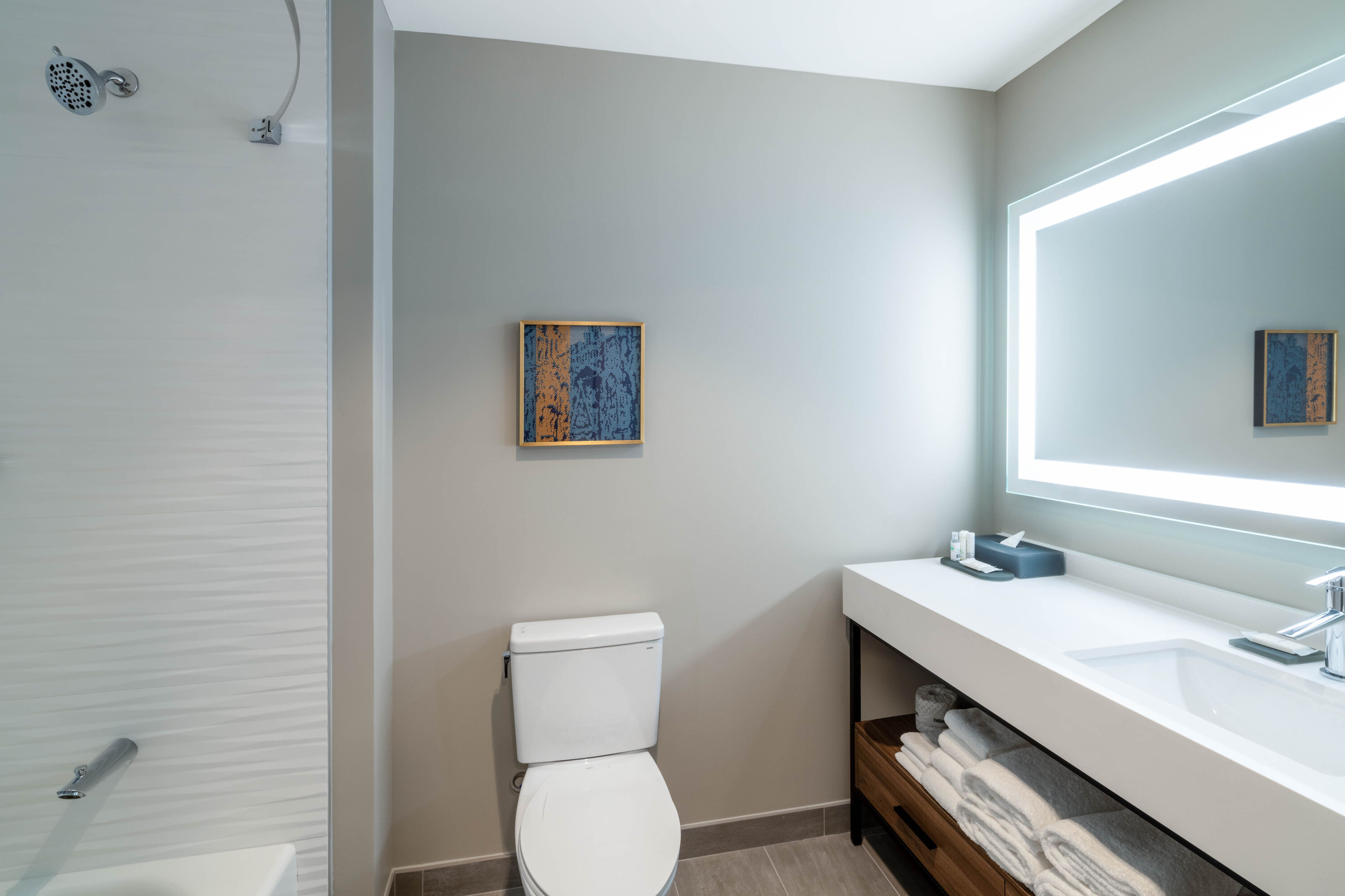 Guest room bath at the La Quinta Inn & Suites by Wyndham Nashville Downtown/Stadium in Nashville, Tennessee