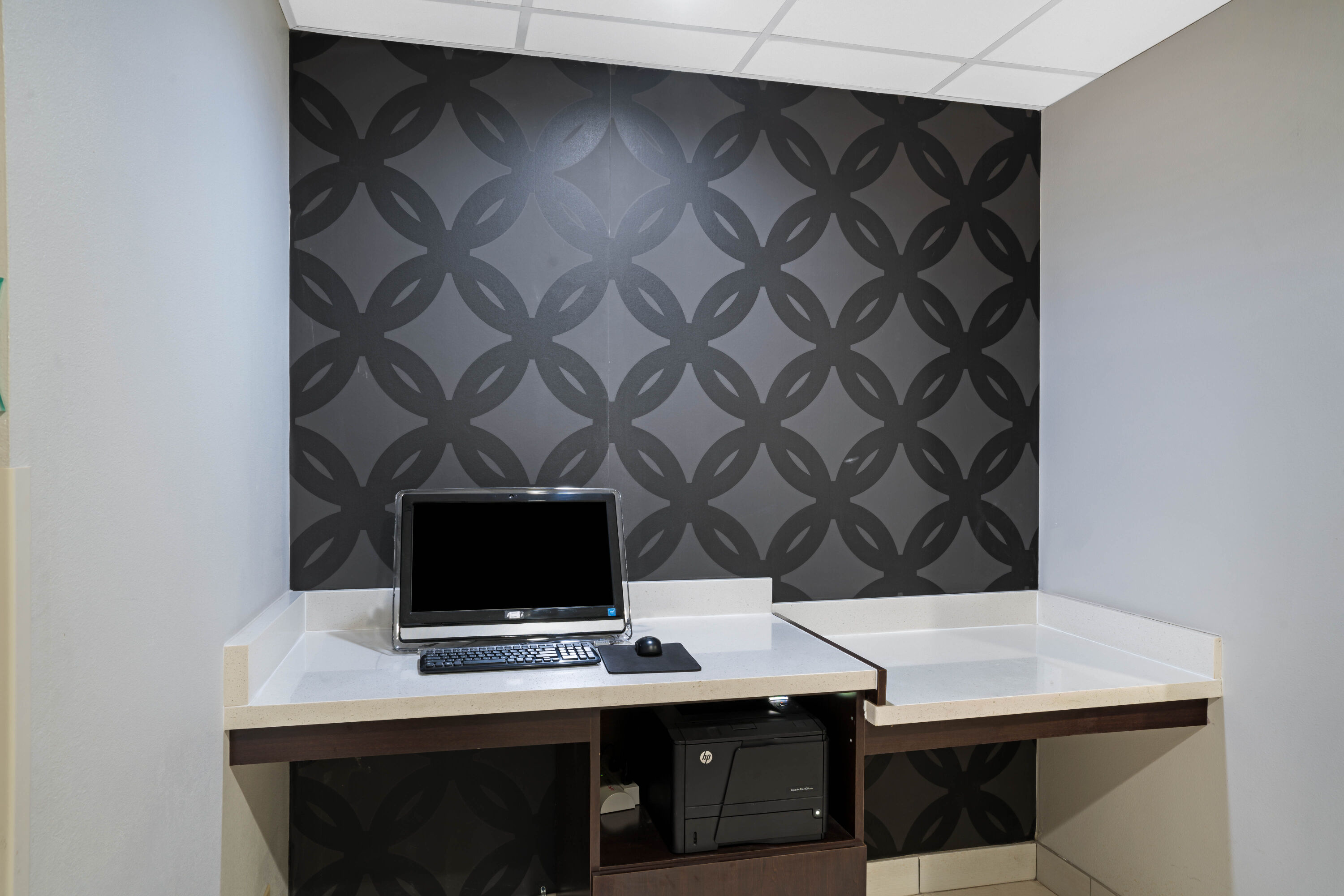 La Quinta Inn & Suites by Wyndham Knoxville North I-75 business center in Powell, Tennessee