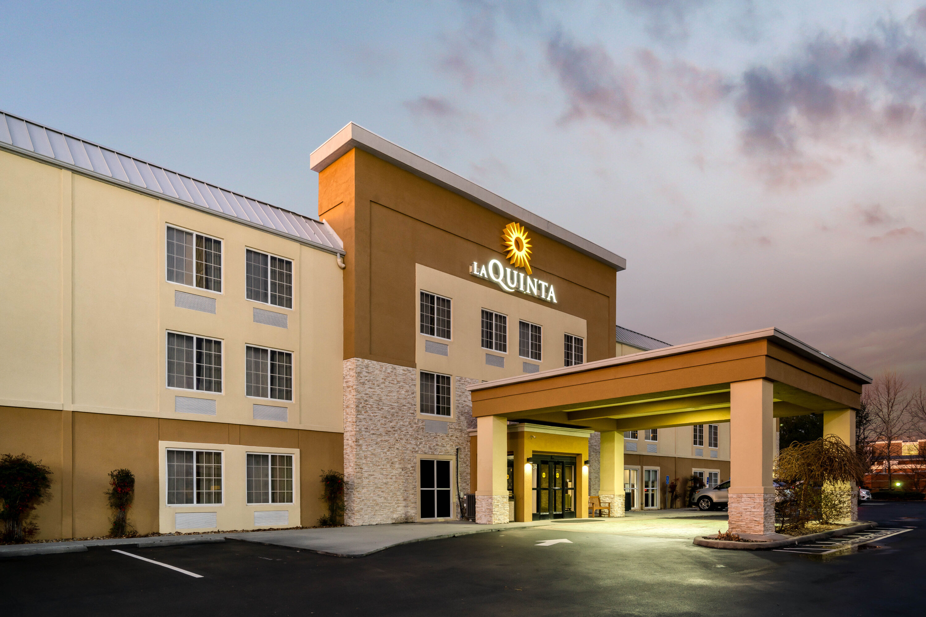 Exterior Dusk Image of La Quinta Inn & Suites by Wyndham Knoxville North I-75 hotel in Powell, Tennessee