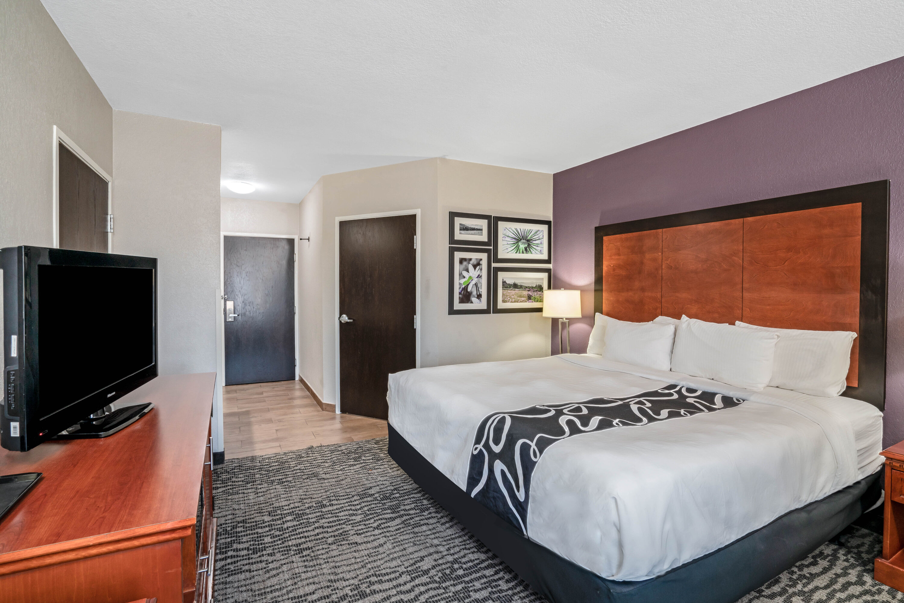 Guest room at the La Quinta Inn & Suites by Wyndham Knoxville North I-75 in Powell, Tennessee