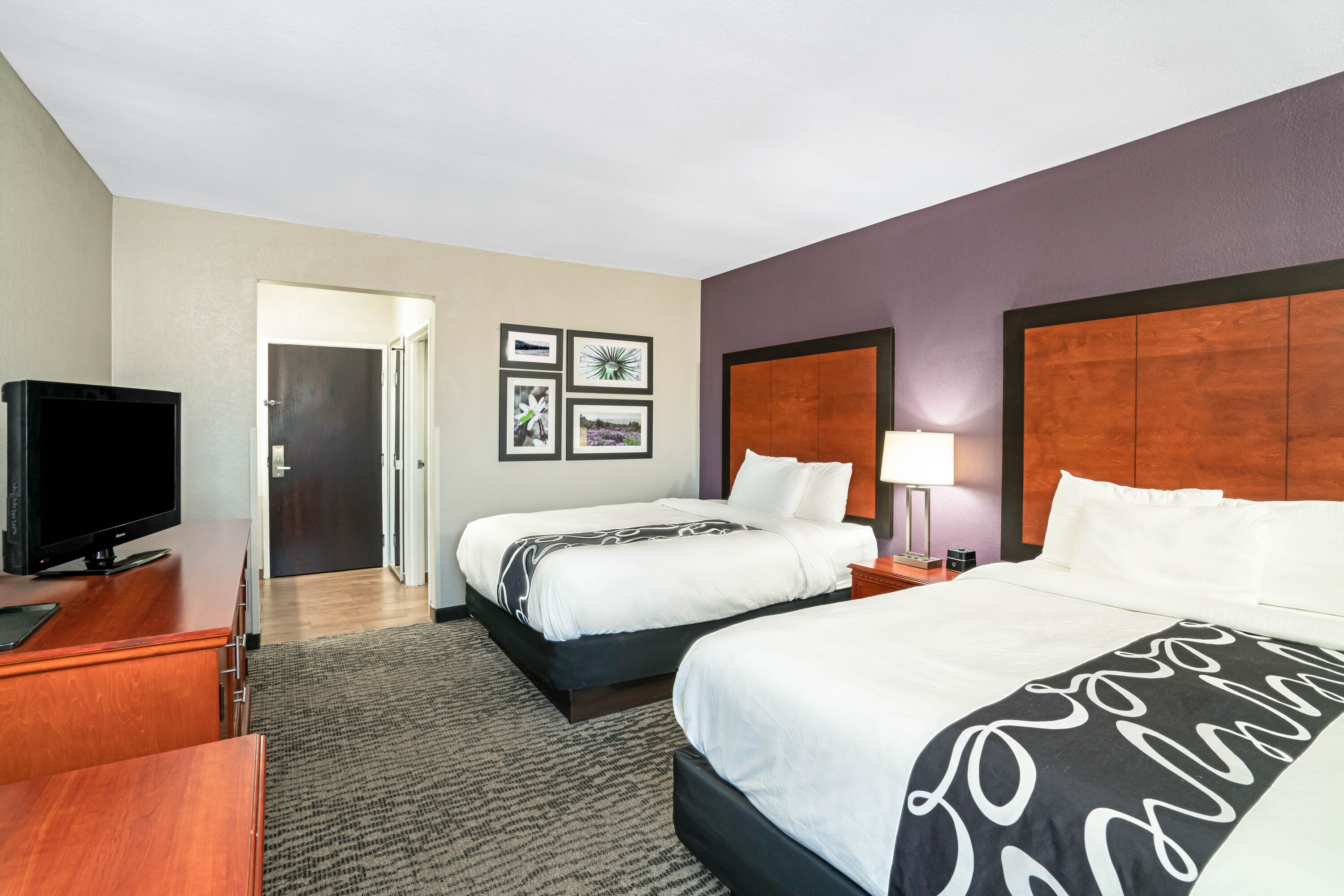 Guest room at the La Quinta Inn & Suites by Wyndham Knoxville North I-75 in Powell, Tennessee
