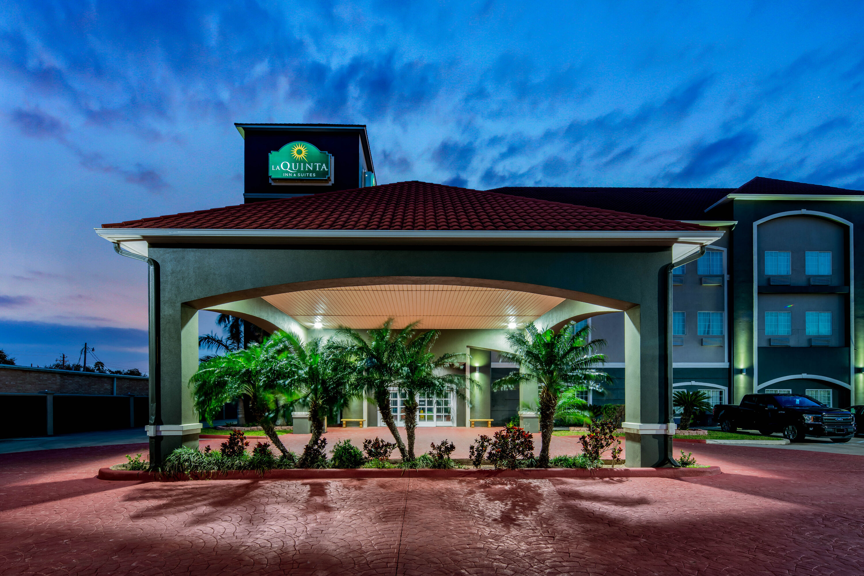 Exterior Dusk Image of La Quinta Inn & Suites by Wyndham Alamo - McAllen East hotel in Alamo, Texas