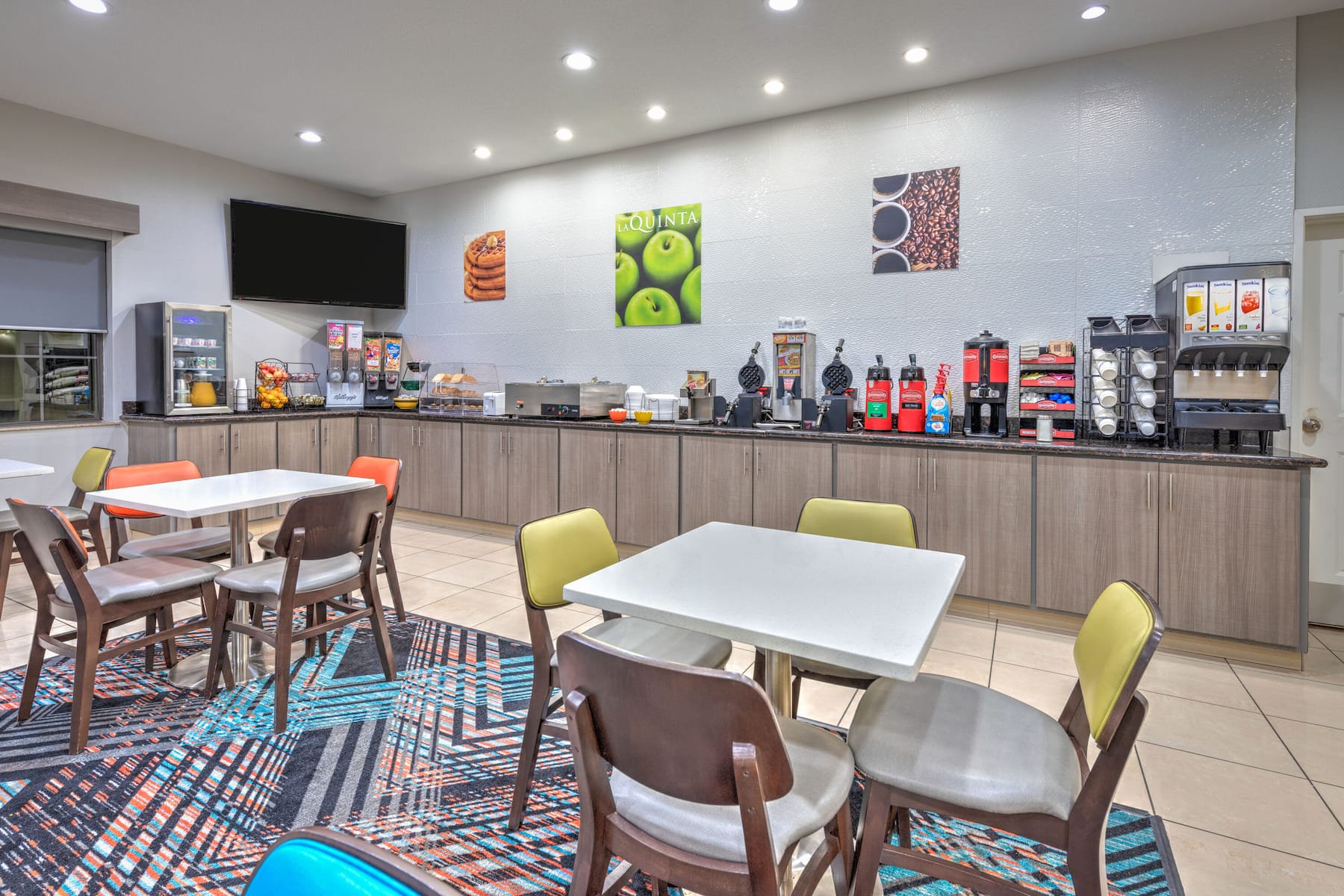 Free breakfast at La Quinta Inn & Suites by Wyndham Alvarado in Alvarado, Texas