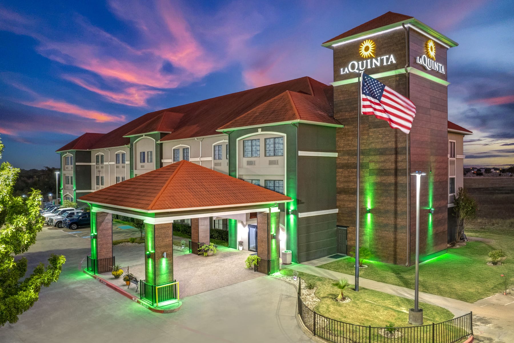 Exterior Dusk Image of La Quinta Inn & Suites by Wyndham Alvarado hotel in Alvarado, Texas