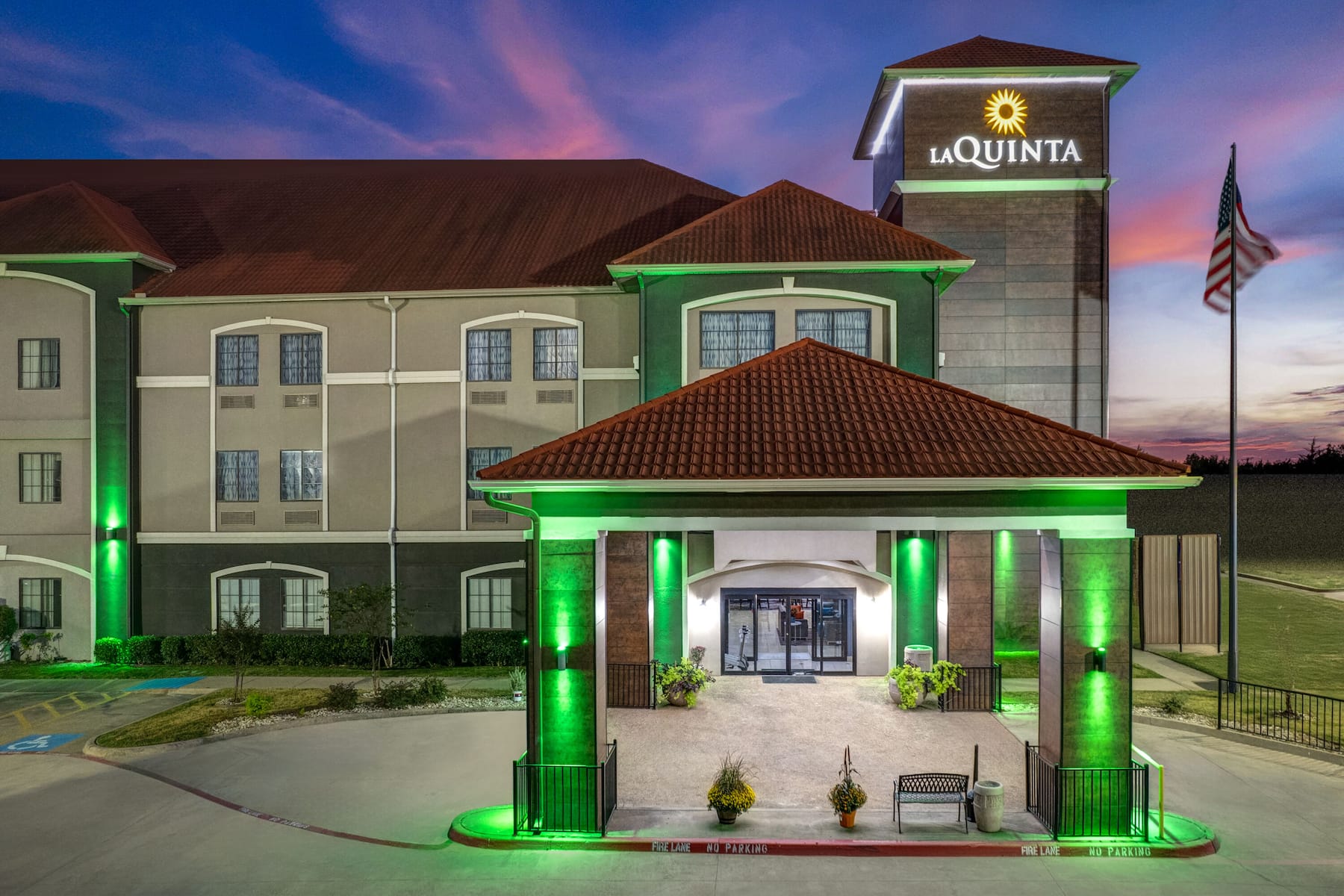 Exterior Dusk Image of La Quinta Inn & Suites by Wyndham Alvarado hotel in Alvarado, Texas