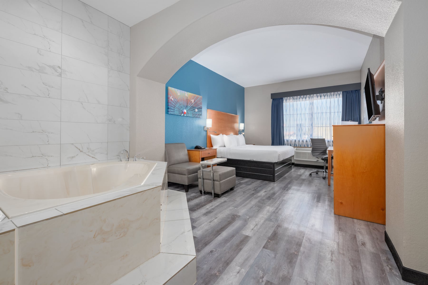 La Quinta Inn & Suites by Wyndham Alvarado hot tub suite in Alvarado, Texas