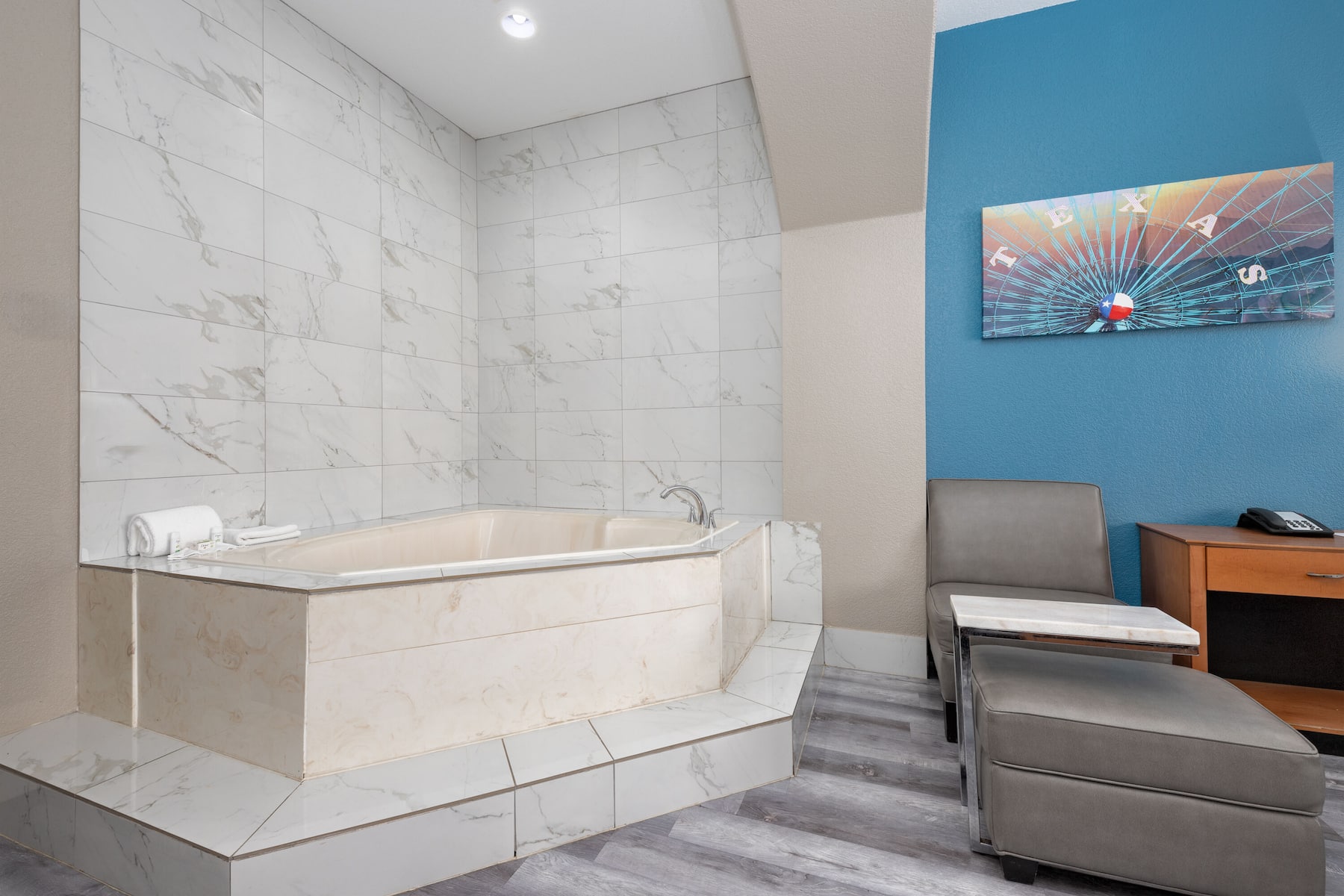 La Quinta Inn & Suites by Wyndham Alvarado hot tub suite in Alvarado, Texas