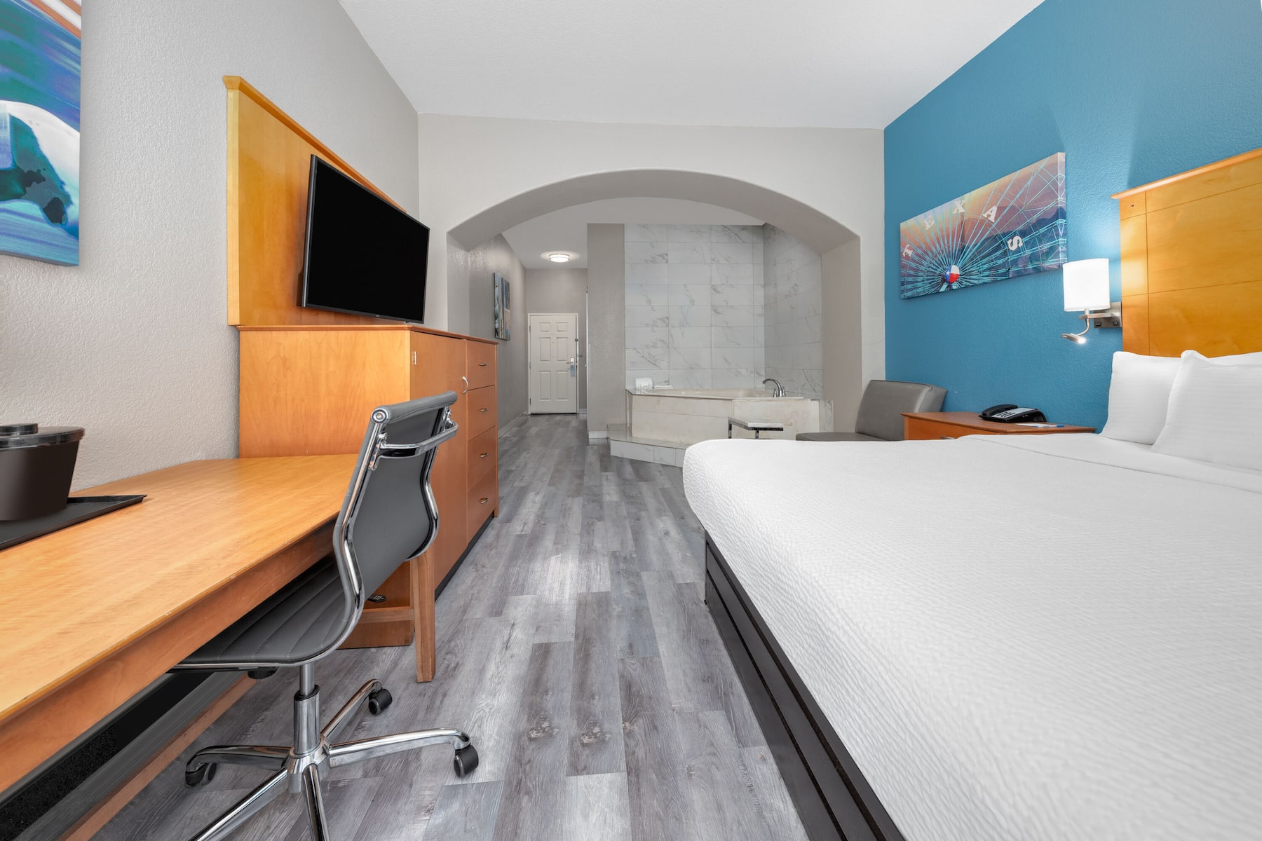 La Quinta Inn & Suites by Wyndham Alvarado hot tub suite in Alvarado, Texas