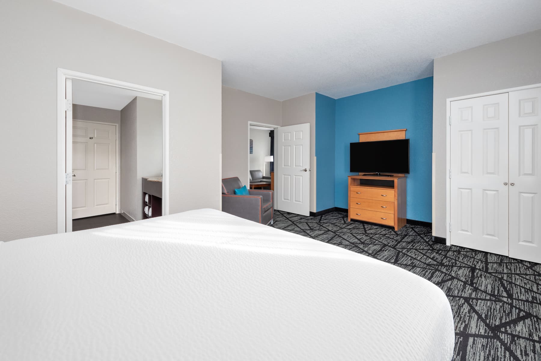 La Quinta Inn & Suites by Wyndham Alvarado suite in Alvarado, Texas