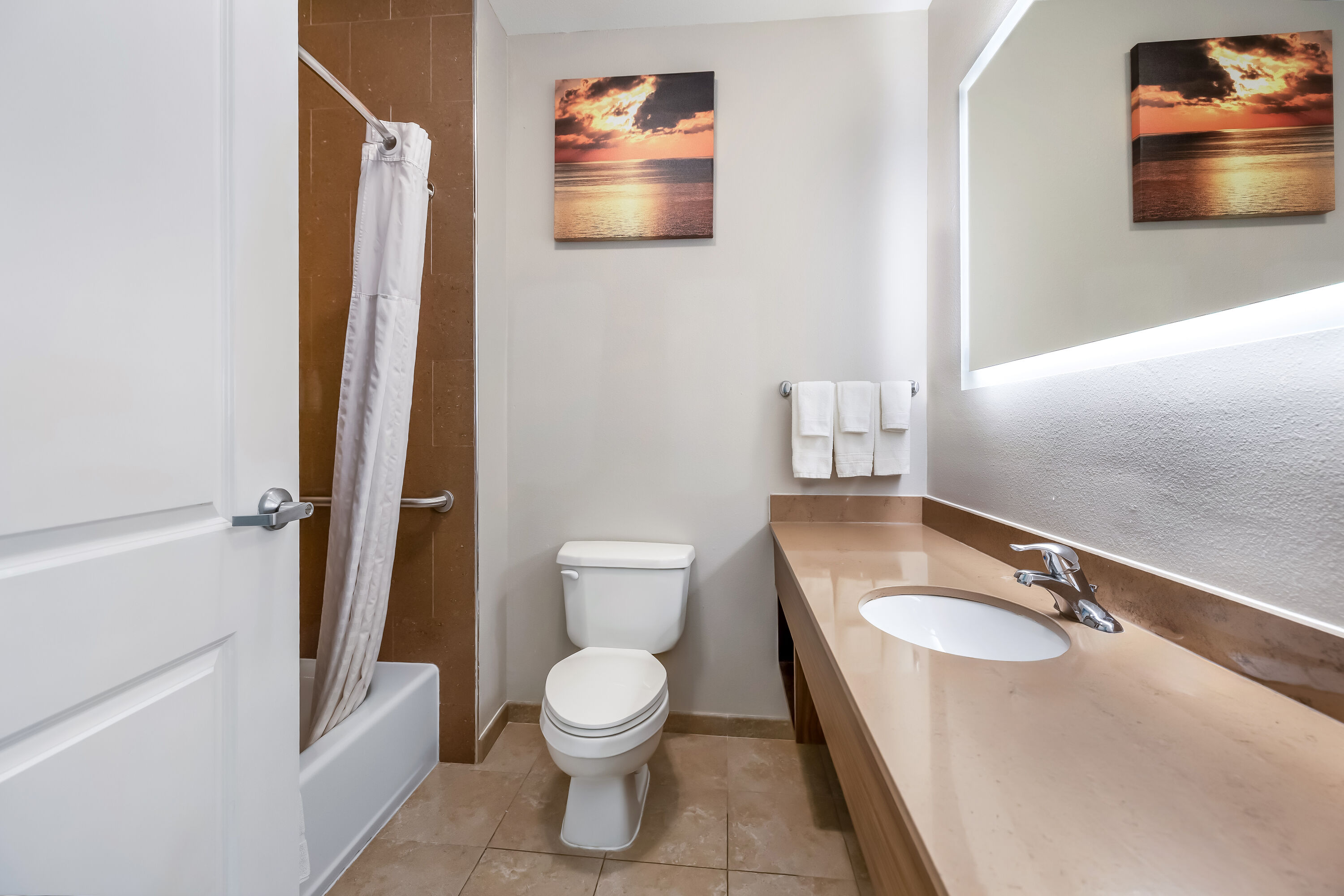 Guest room bath at the La Quinta Inn & Suites by Wyndham Alvin in Alvin, Texas