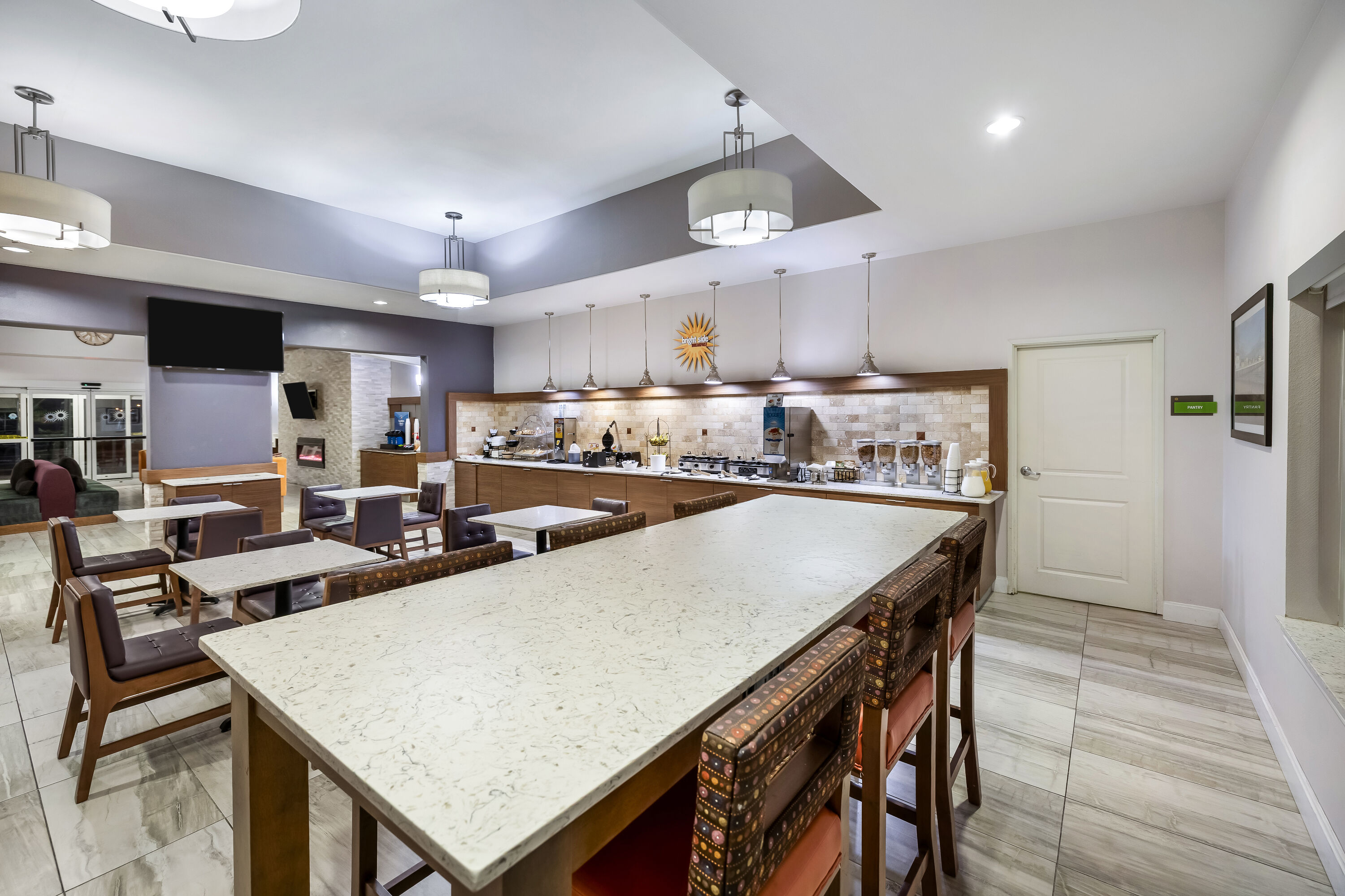La Quinta Inn & Suites by Wyndham Alvin restaurant breakfast area with seating in Alvin, Texas