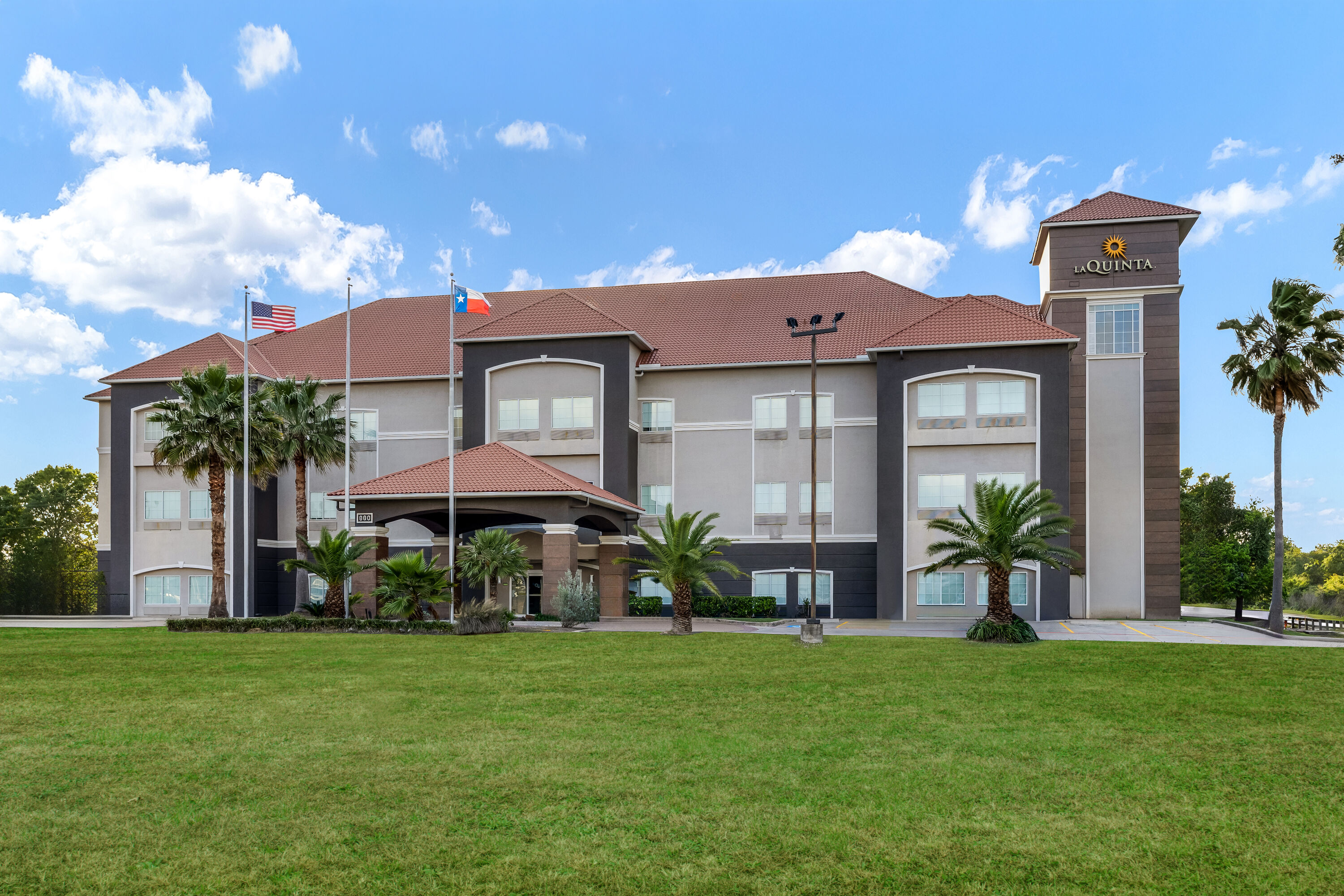 Exterior Day Image of La Quinta Inn & Suites by Wyndham Alvin hotel in Alvin, Texas