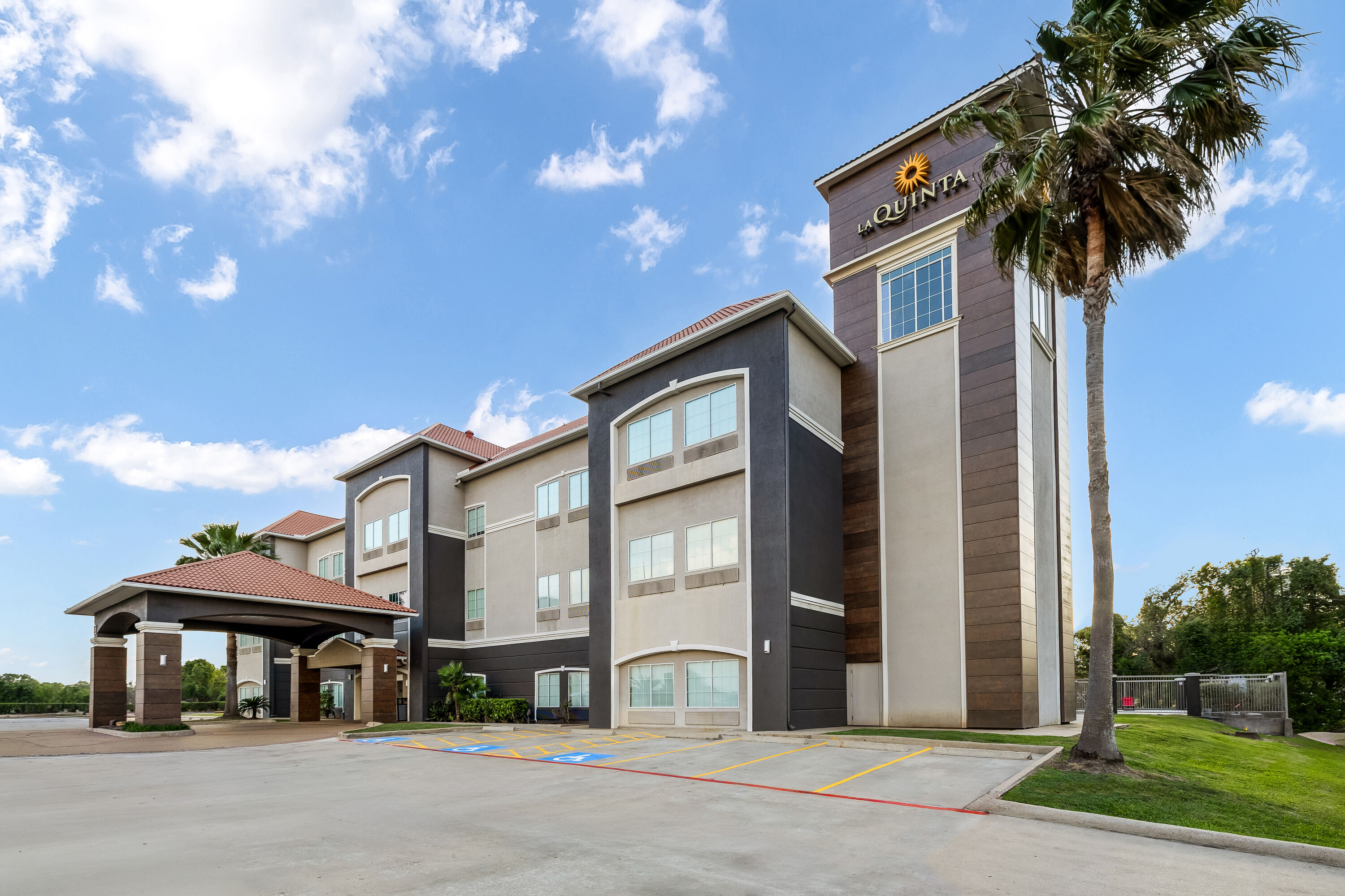 Exterior Day Image of La Quinta Inn & Suites by Wyndham Alvin hotel in Alvin, Texas