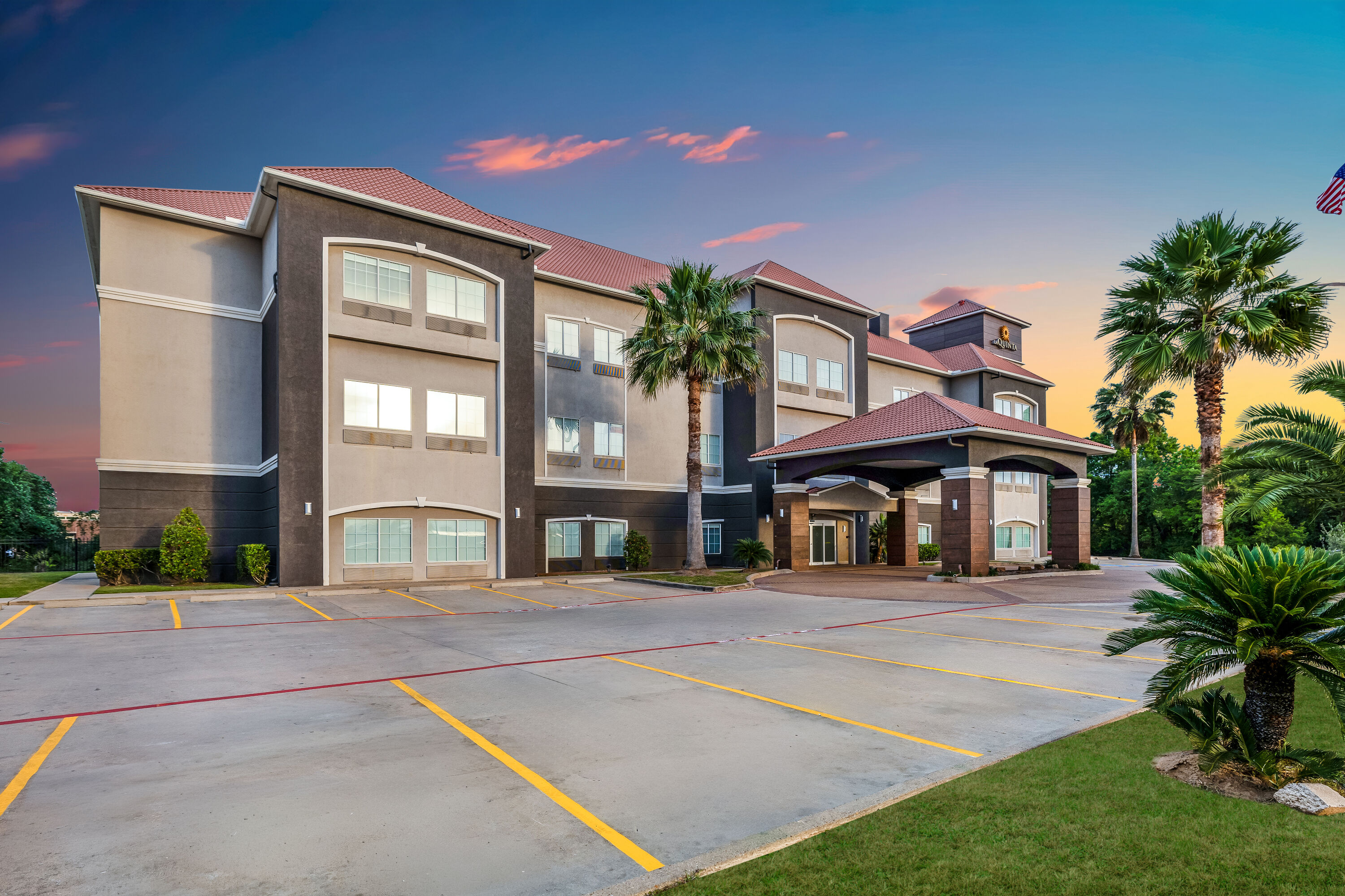 Exterior Dusk Image of La Quinta Inn & Suites by Wyndham Alvin hotel in Alvin, Texas