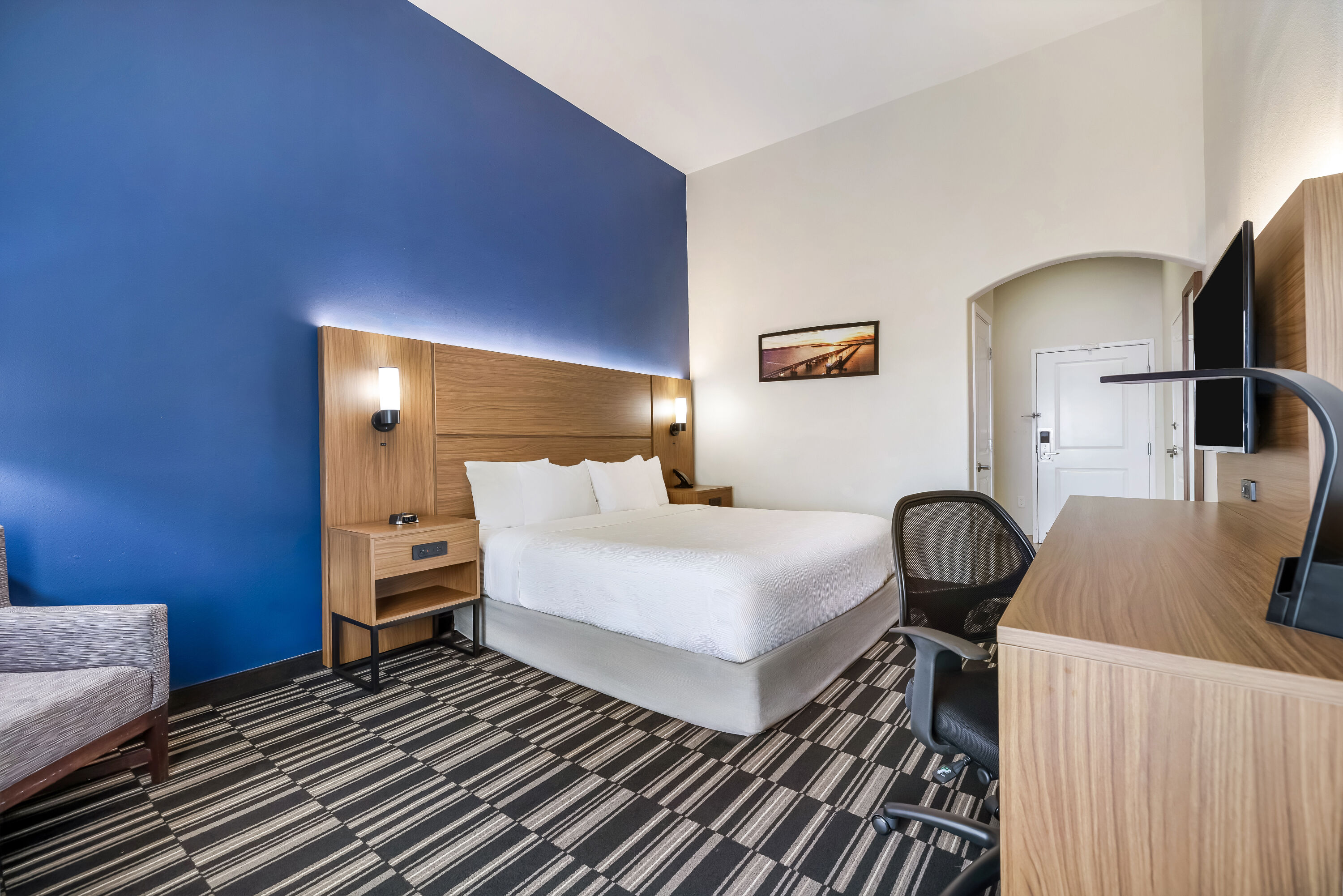 King bed guest room at the La Quinta Inn & Suites by Wyndham Alvin in Alvin, Texas