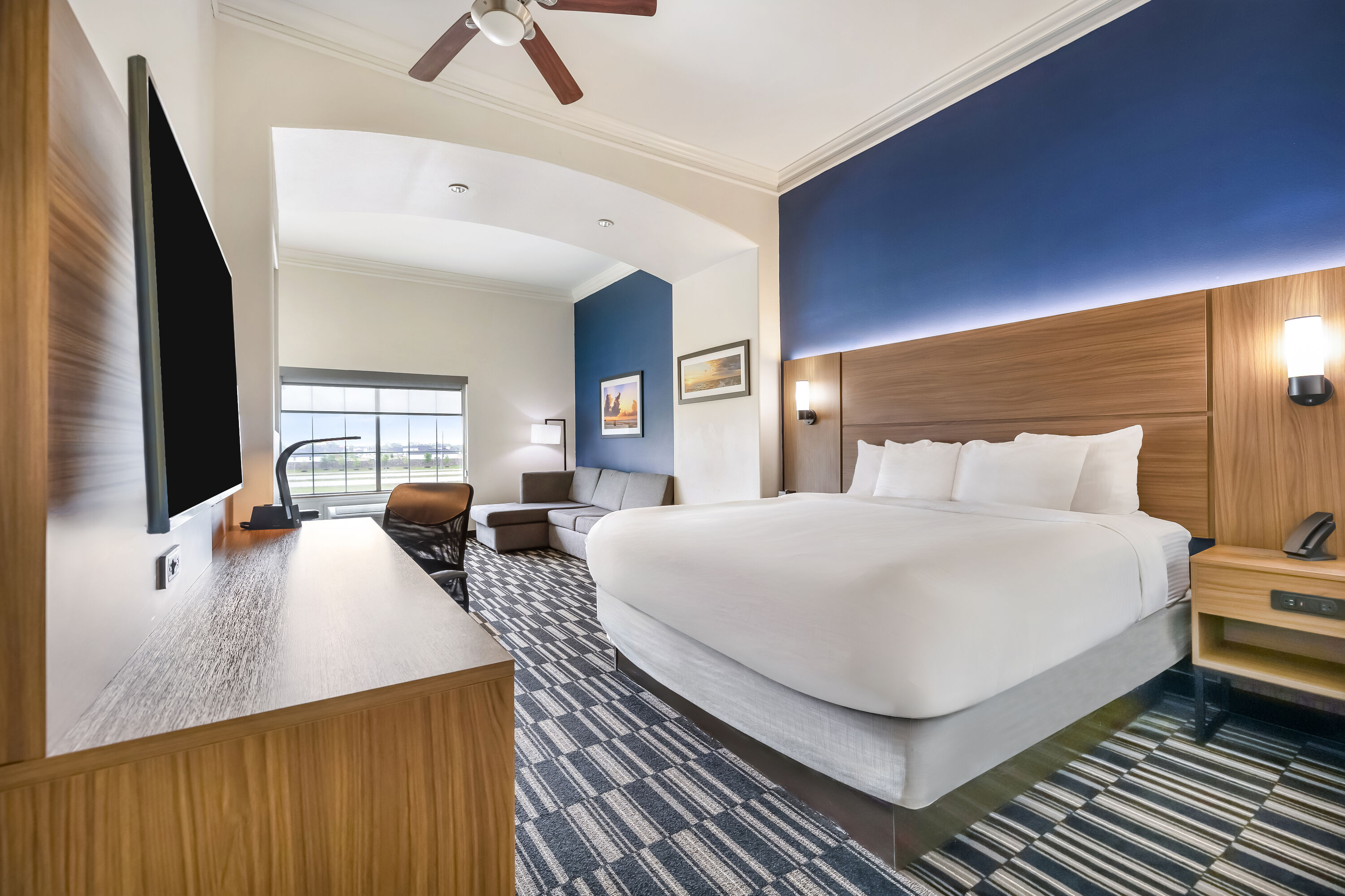 King bed guest room at the La Quinta Inn & Suites by Wyndham Alvin in Alvin, Texas