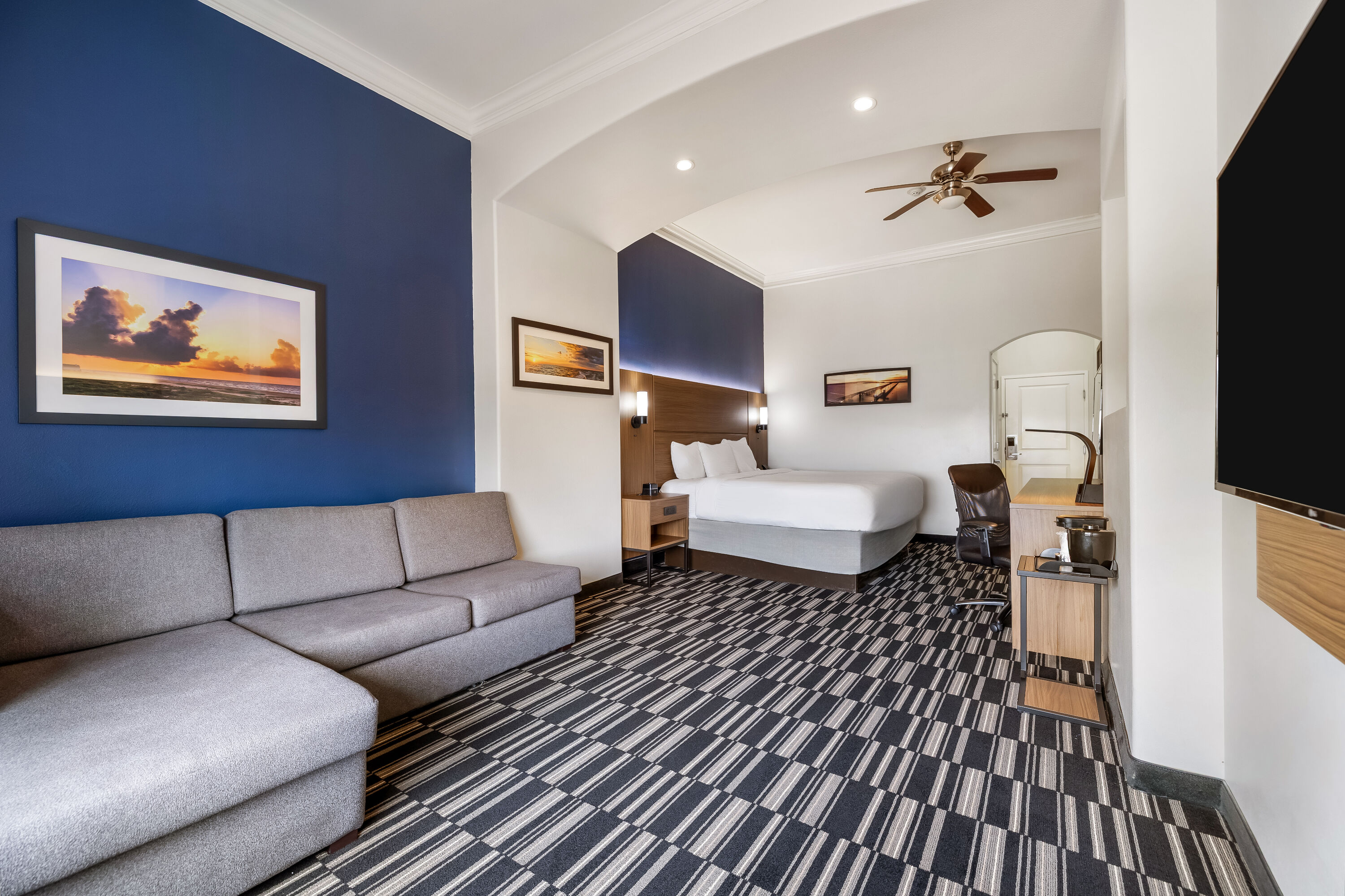 King bed guest room at the La Quinta Inn & Suites by Wyndham Alvin in Alvin, Texas