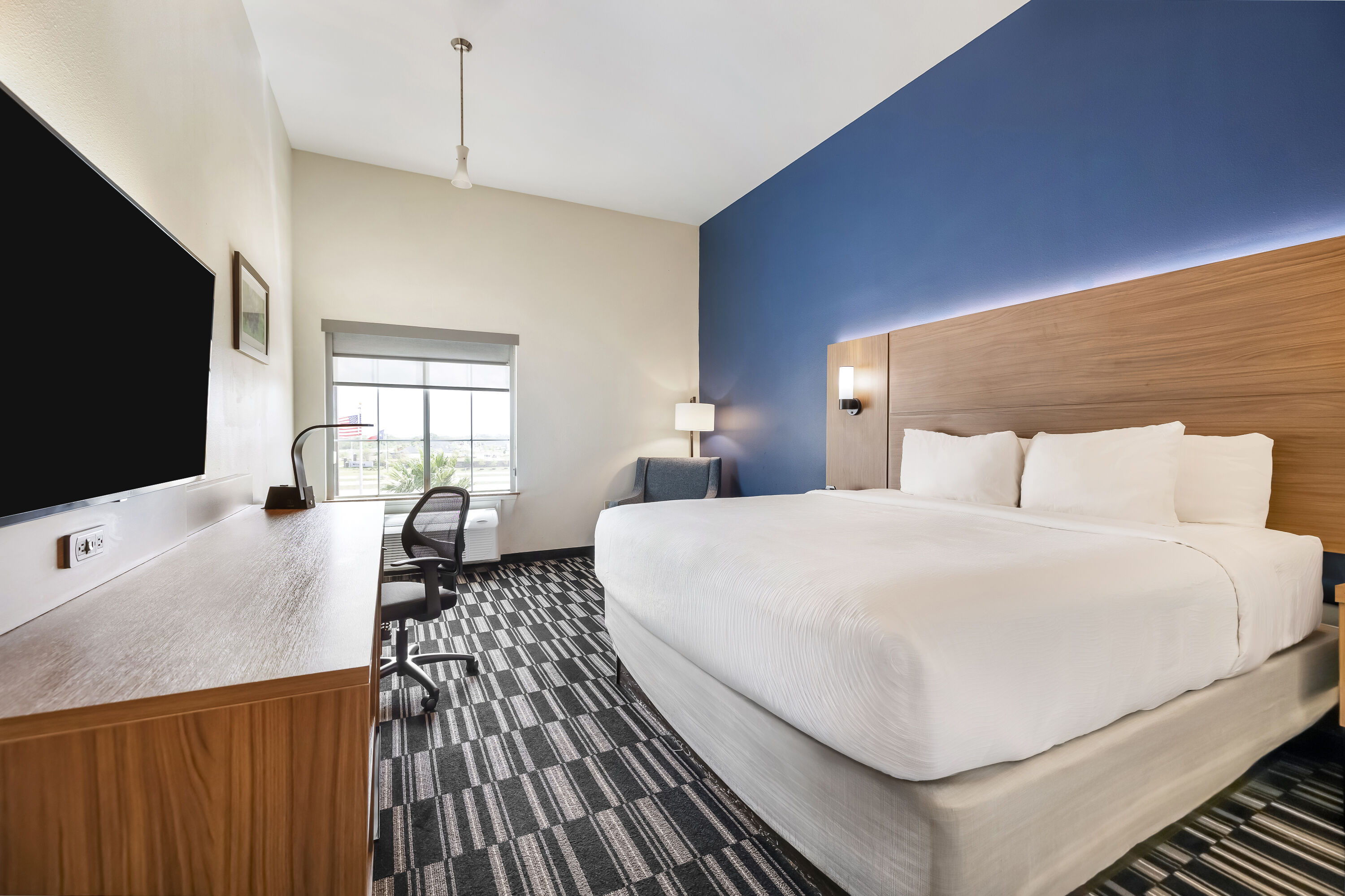 King bed guest room at the La Quinta Inn & Suites by Wyndham Alvin in Alvin, Texas