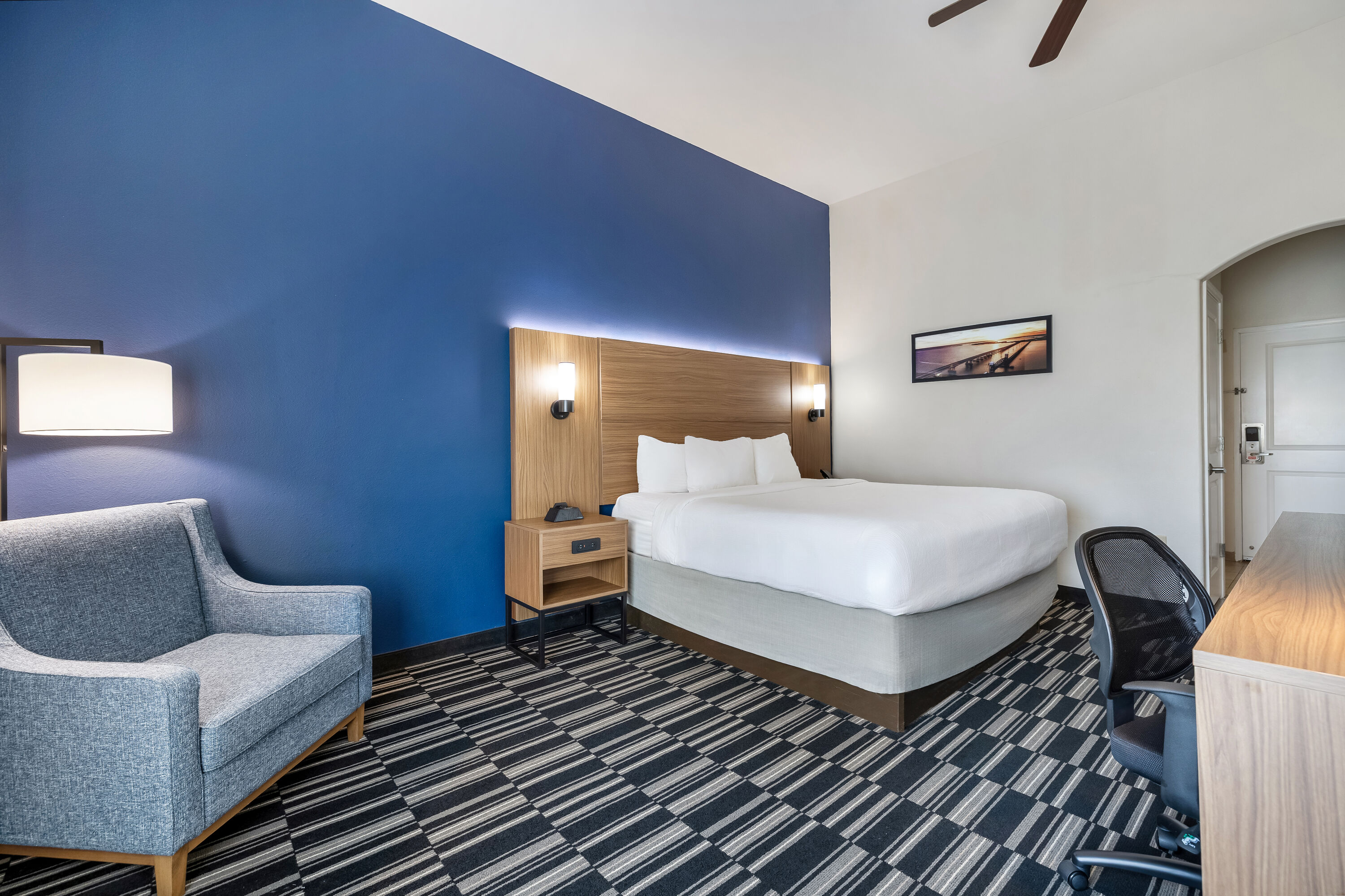 King bed guest room at the La Quinta Inn & Suites by Wyndham Alvin in Alvin, Texas