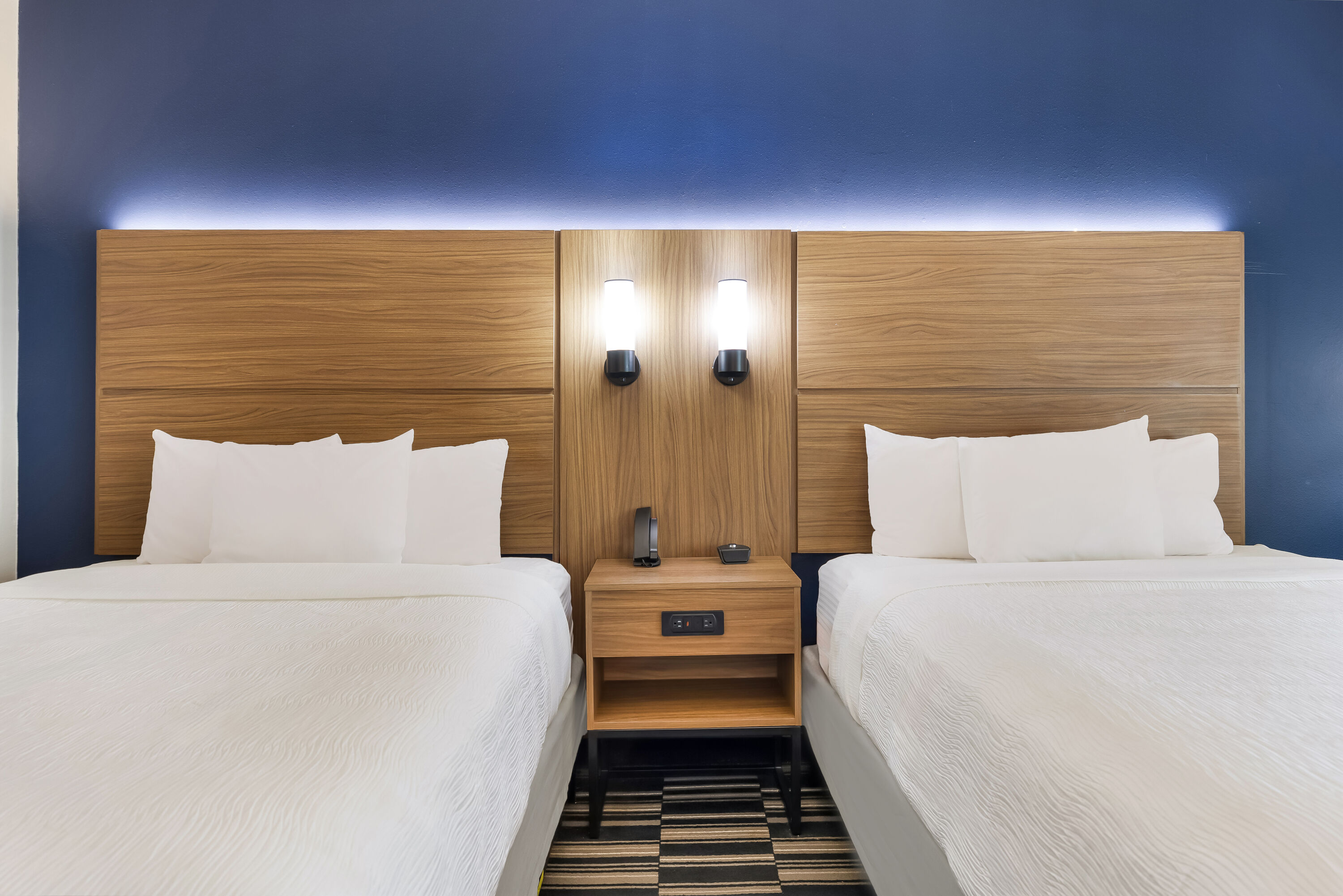 Queen bed guest room at the La Quinta Inn & Suites by Wyndham Alvin in Alvin, Texas