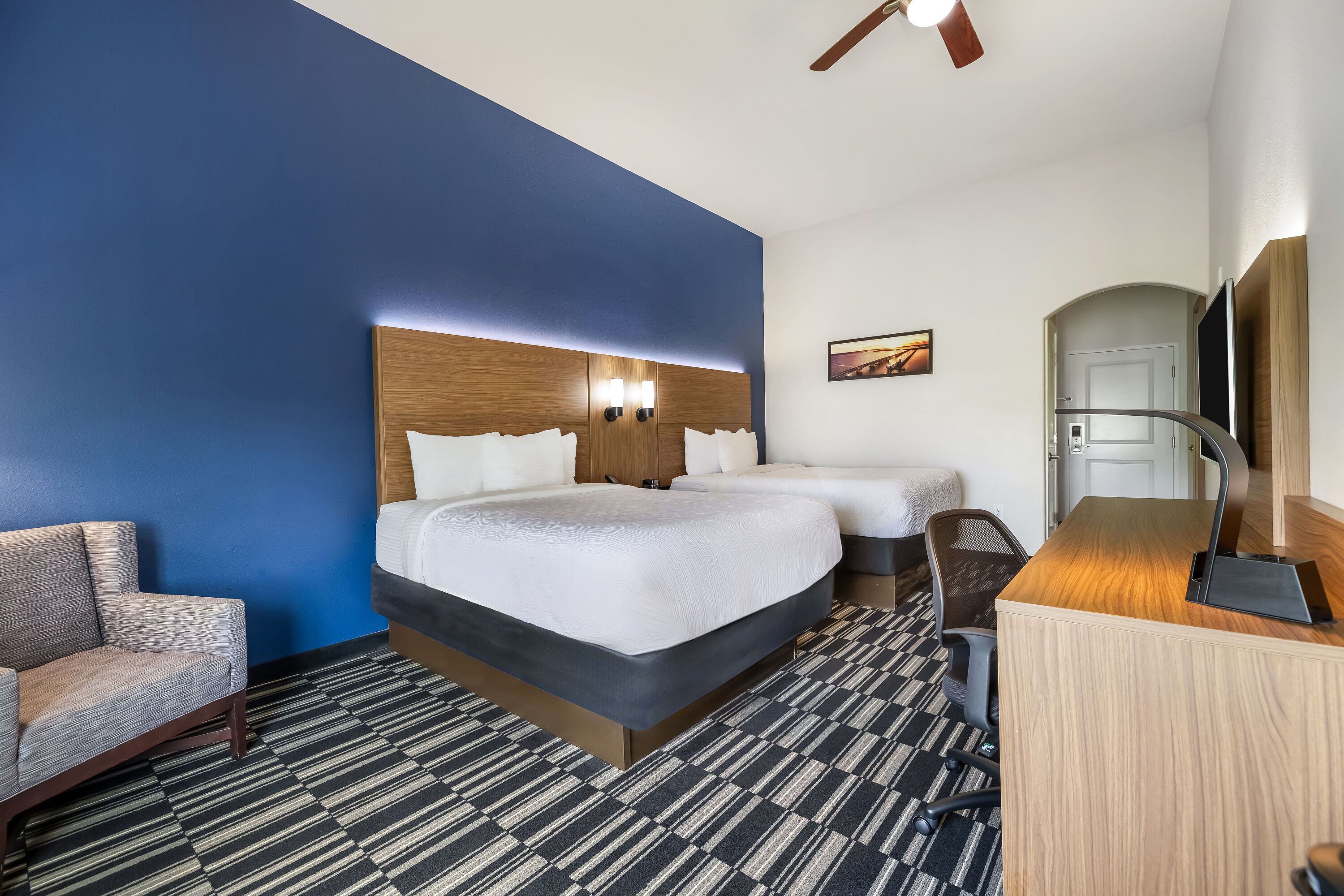 Queen bed guest room at the La Quinta Inn & Suites by Wyndham Alvin in Alvin, Texas