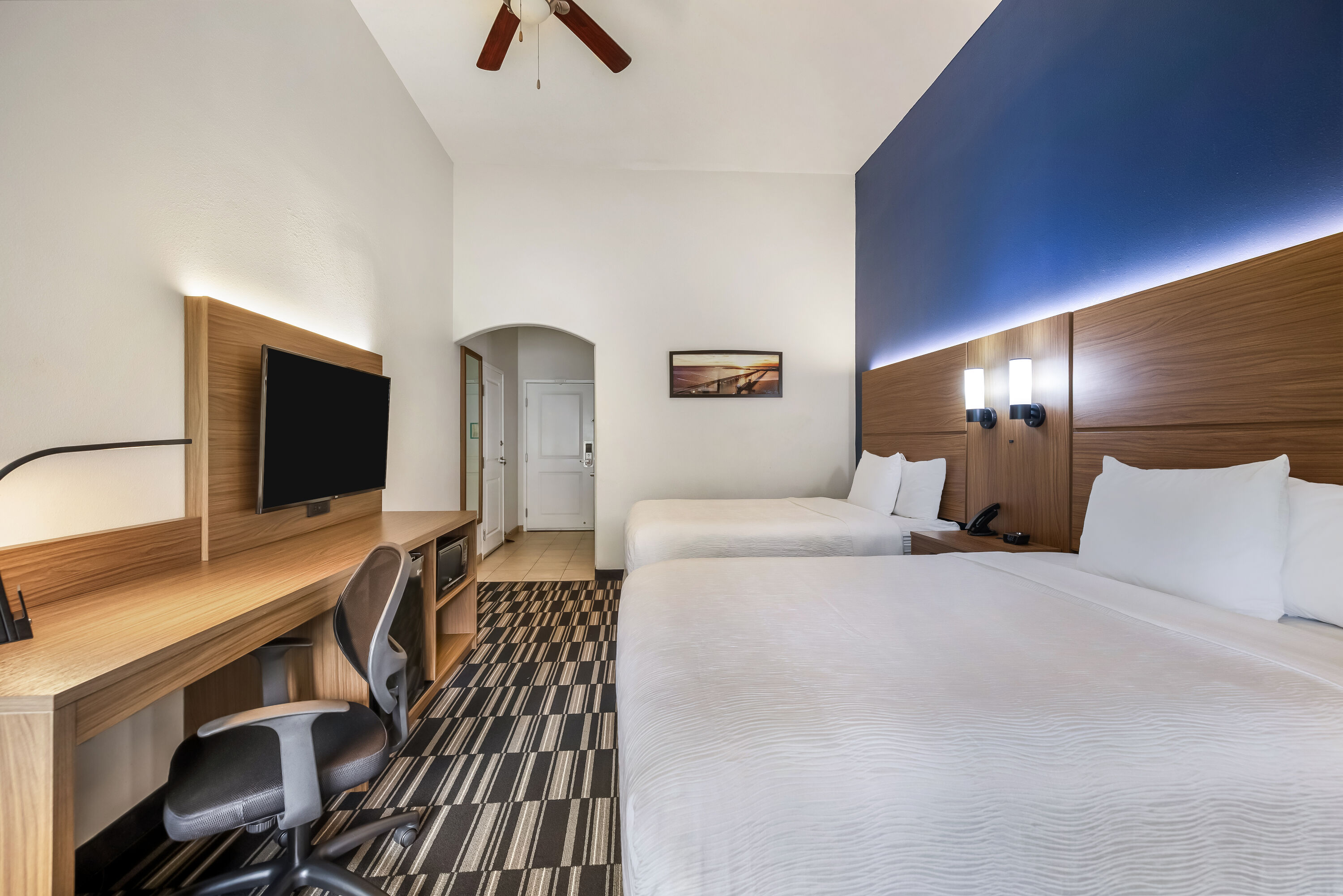 Queen bed guest room at the La Quinta Inn & Suites by Wyndham Alvin in Alvin, Texas