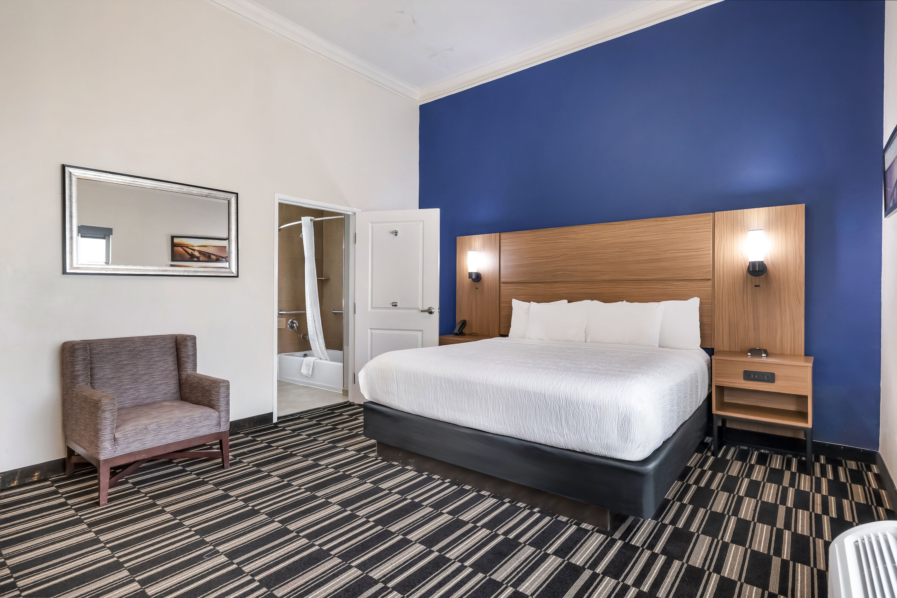 La Quinta Inn & Suites by Wyndham Alvin suite in Alvin, Texas