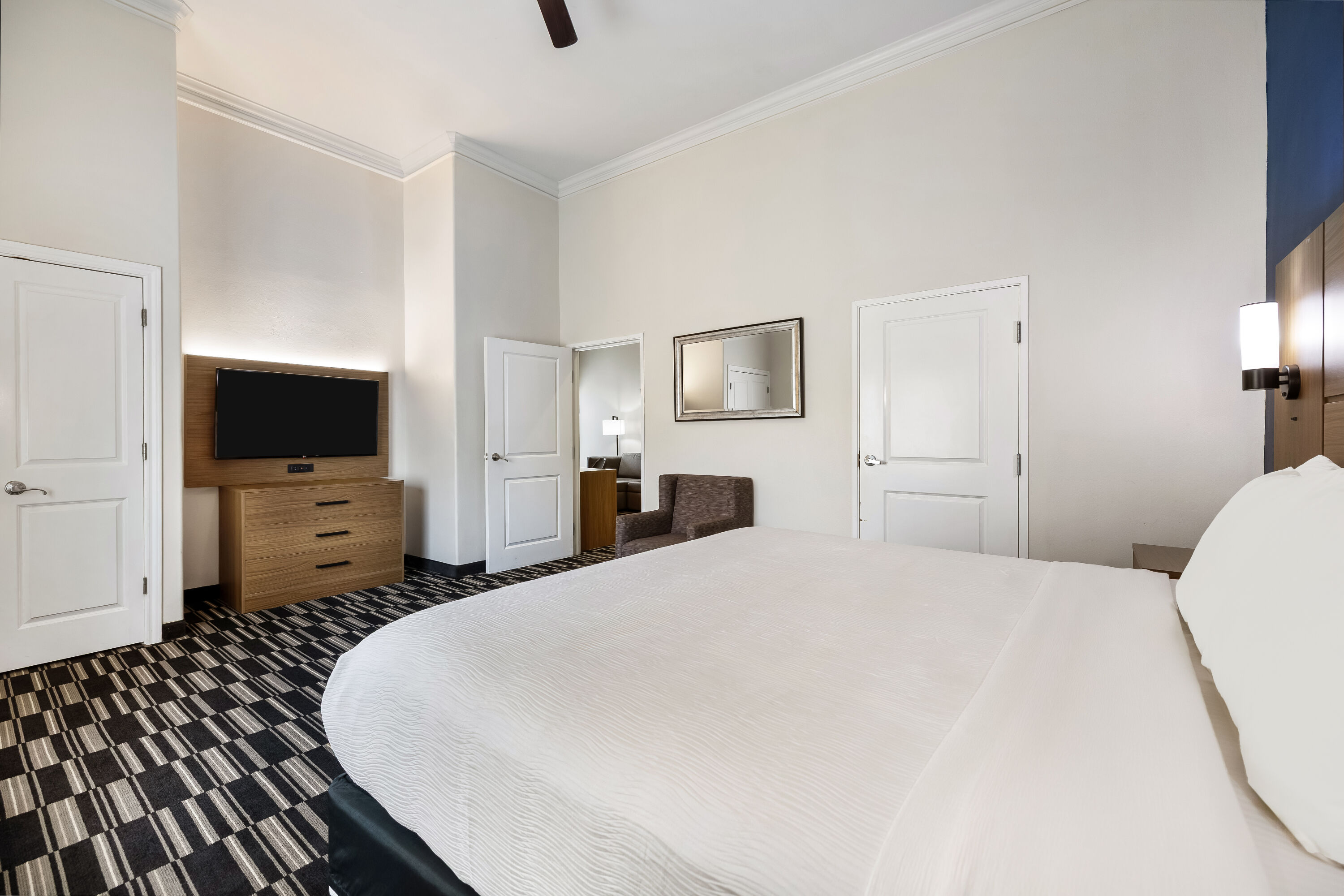 La Quinta Inn & Suites by Wyndham Alvin suite in Alvin, Texas