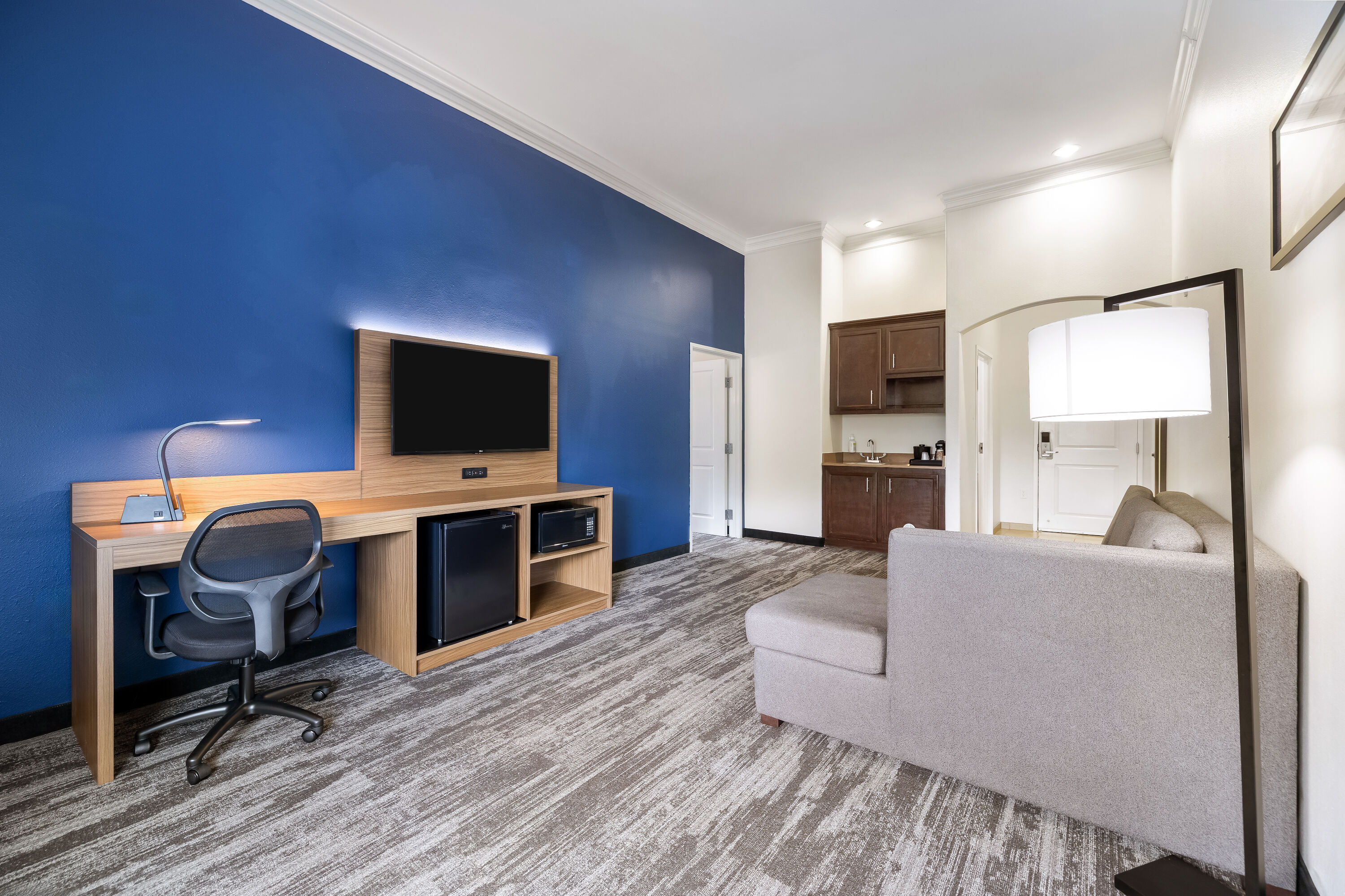 La Quinta Inn & Suites by Wyndham Alvin suite in Alvin, Texas