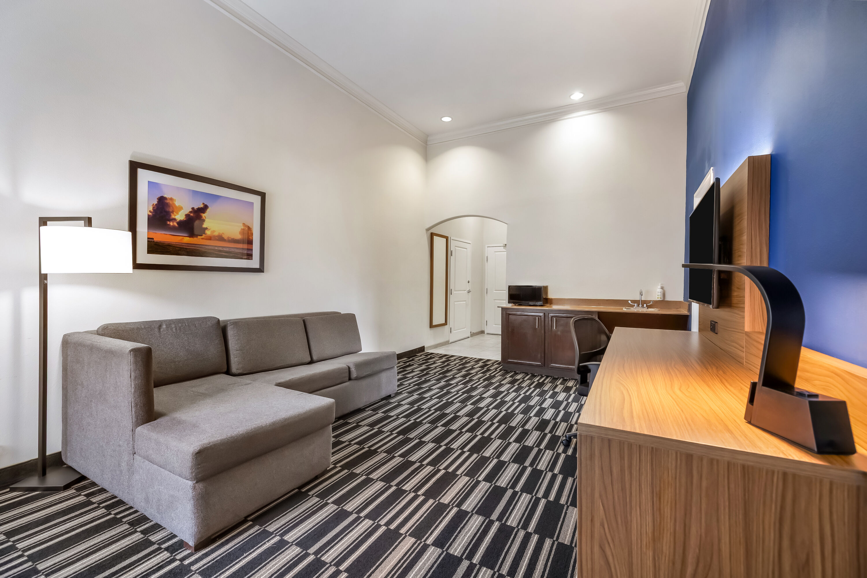 La Quinta Inn & Suites by Wyndham Alvin suite in Alvin, Texas