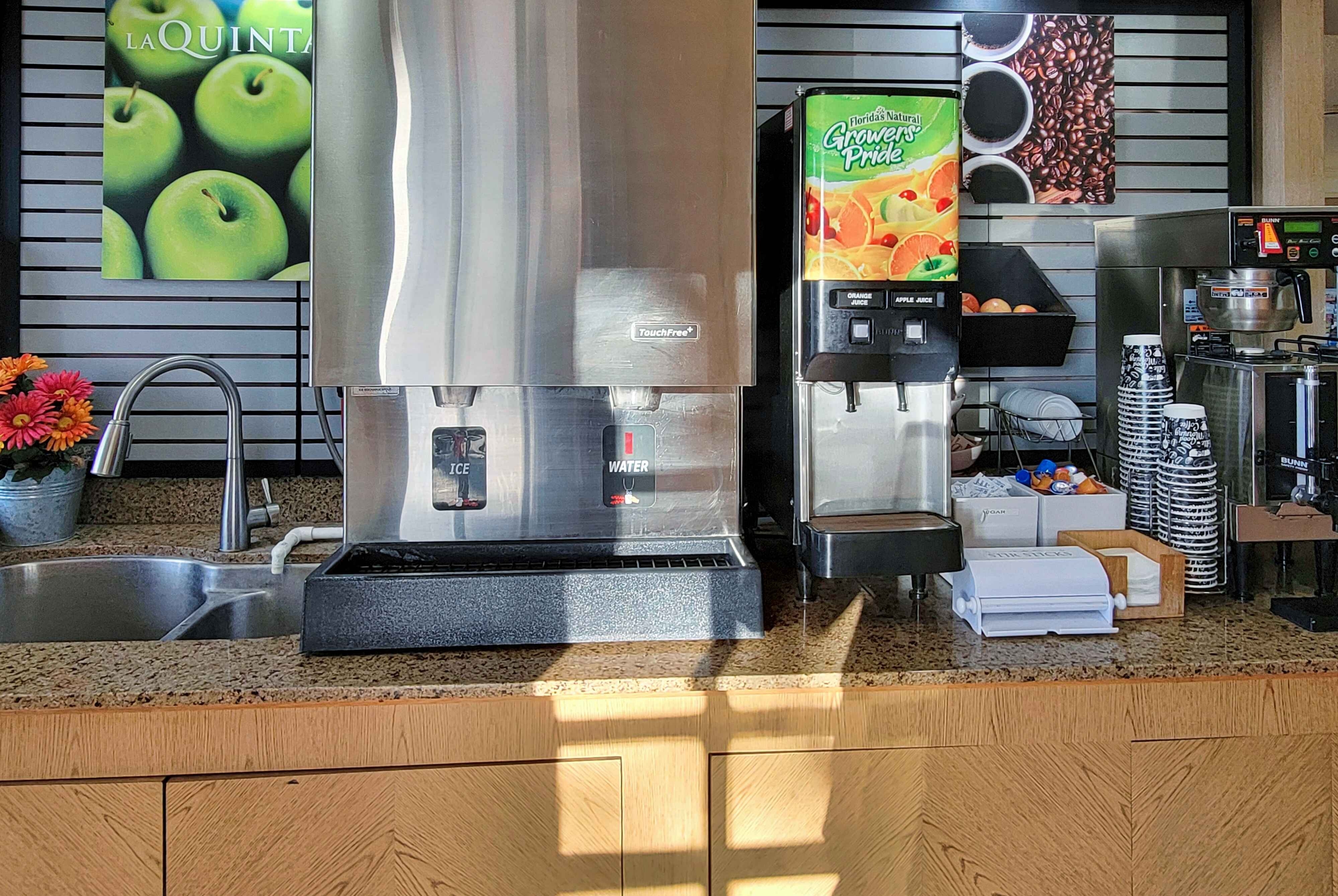 La Quinta Inn by Wyndham Amarillo West Medical Center restaurant breakfast area with seating in Amarillo, Texas