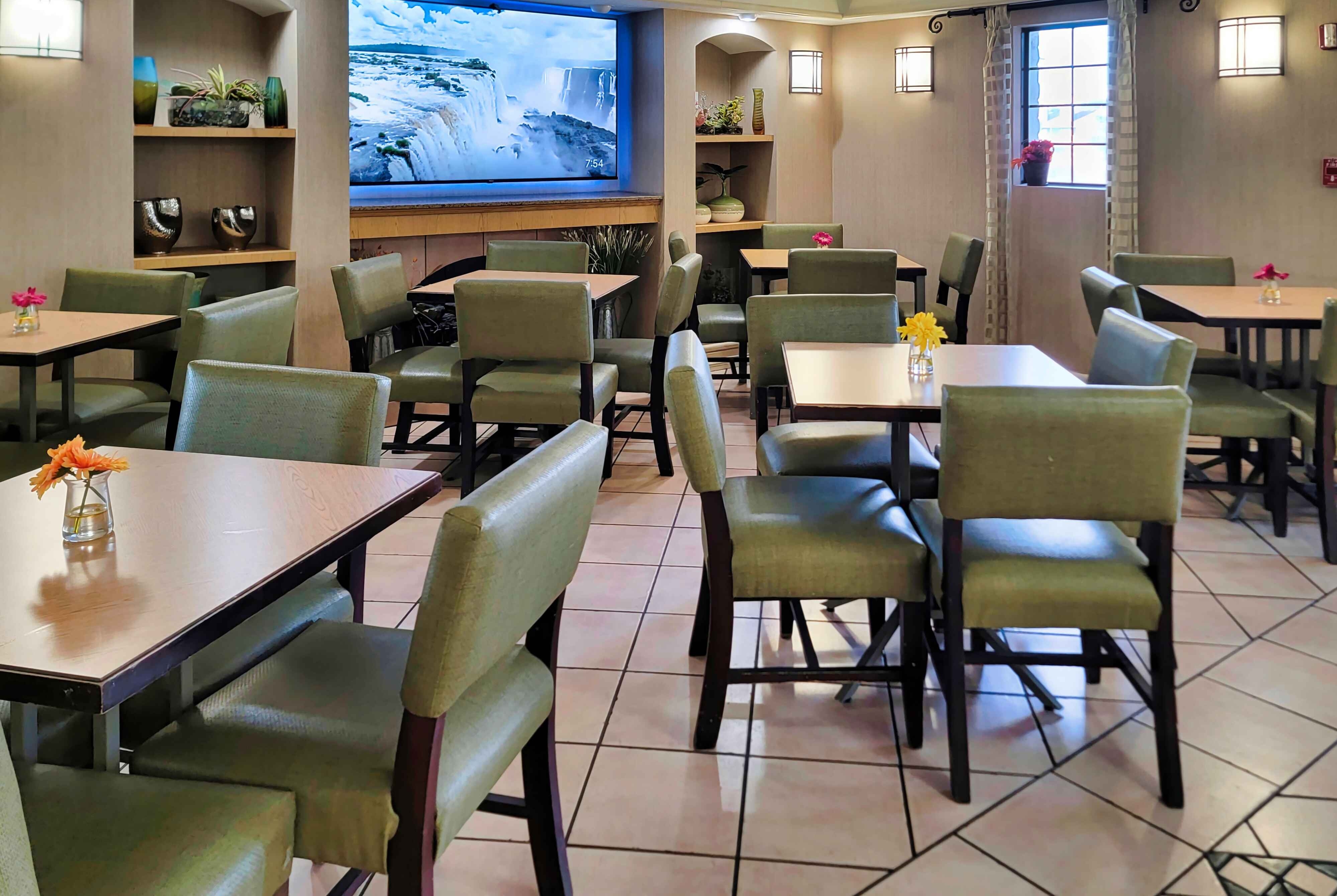 La Quinta Inn by Wyndham Amarillo West Medical Center restaurant breakfast area with seating in Amarillo, Texas
