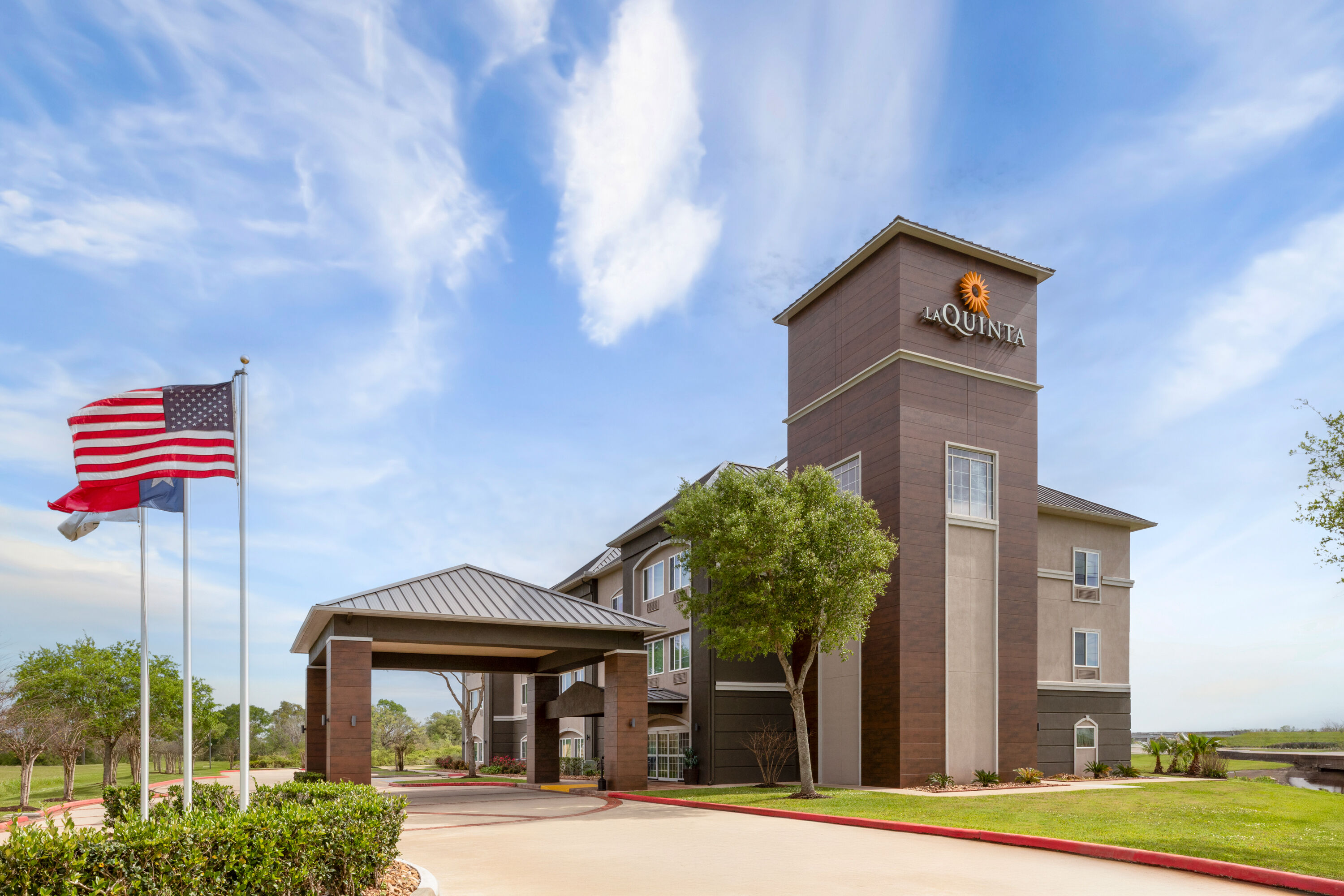 Exterior Day Image of La Quinta Inn & Suites by Wyndham Angleton hotel in Angleton, Texas